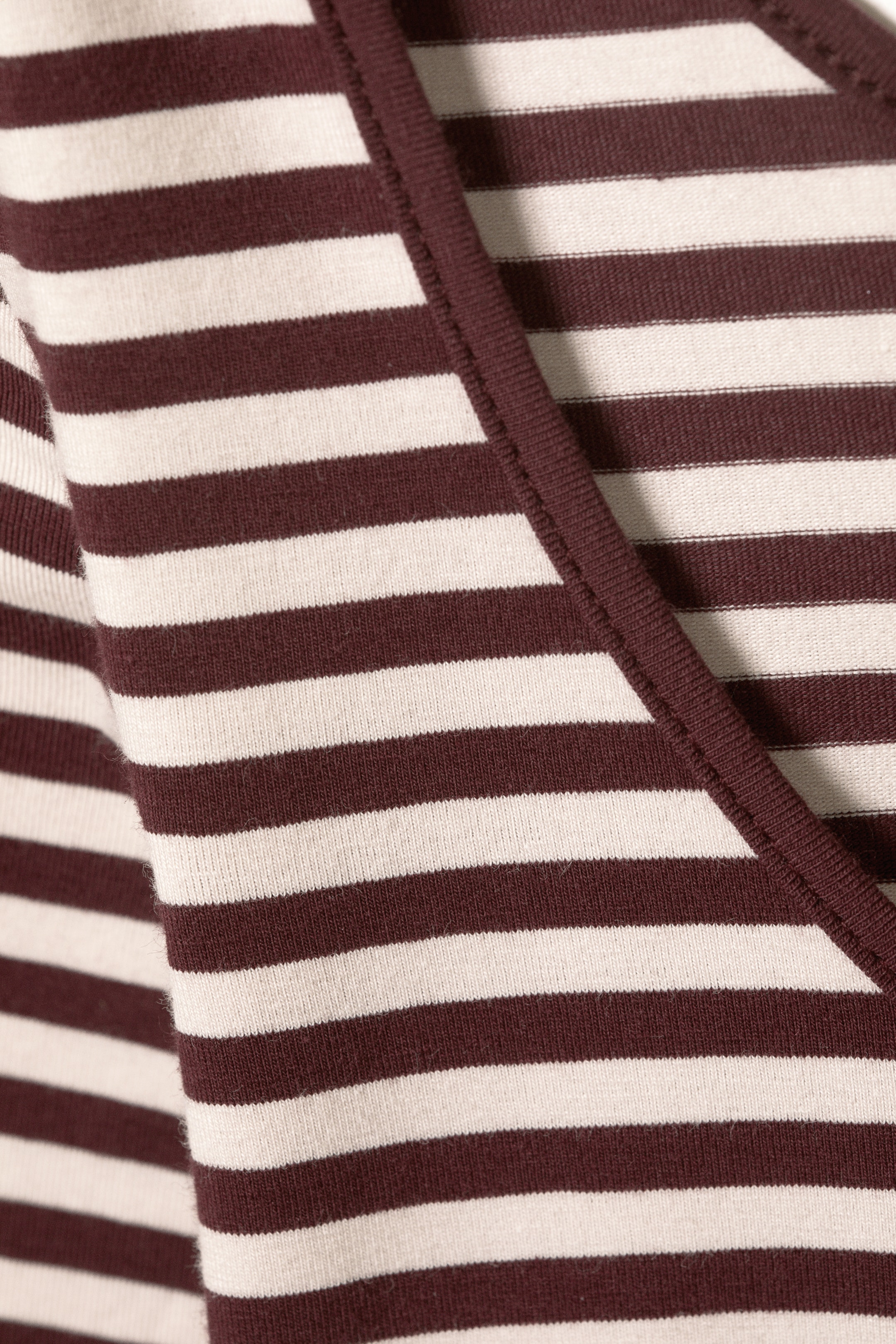 Visa större bild: Långärmad smal topp med rund hals - Rosa & vinröda ränder - DAM | H&M SE 5