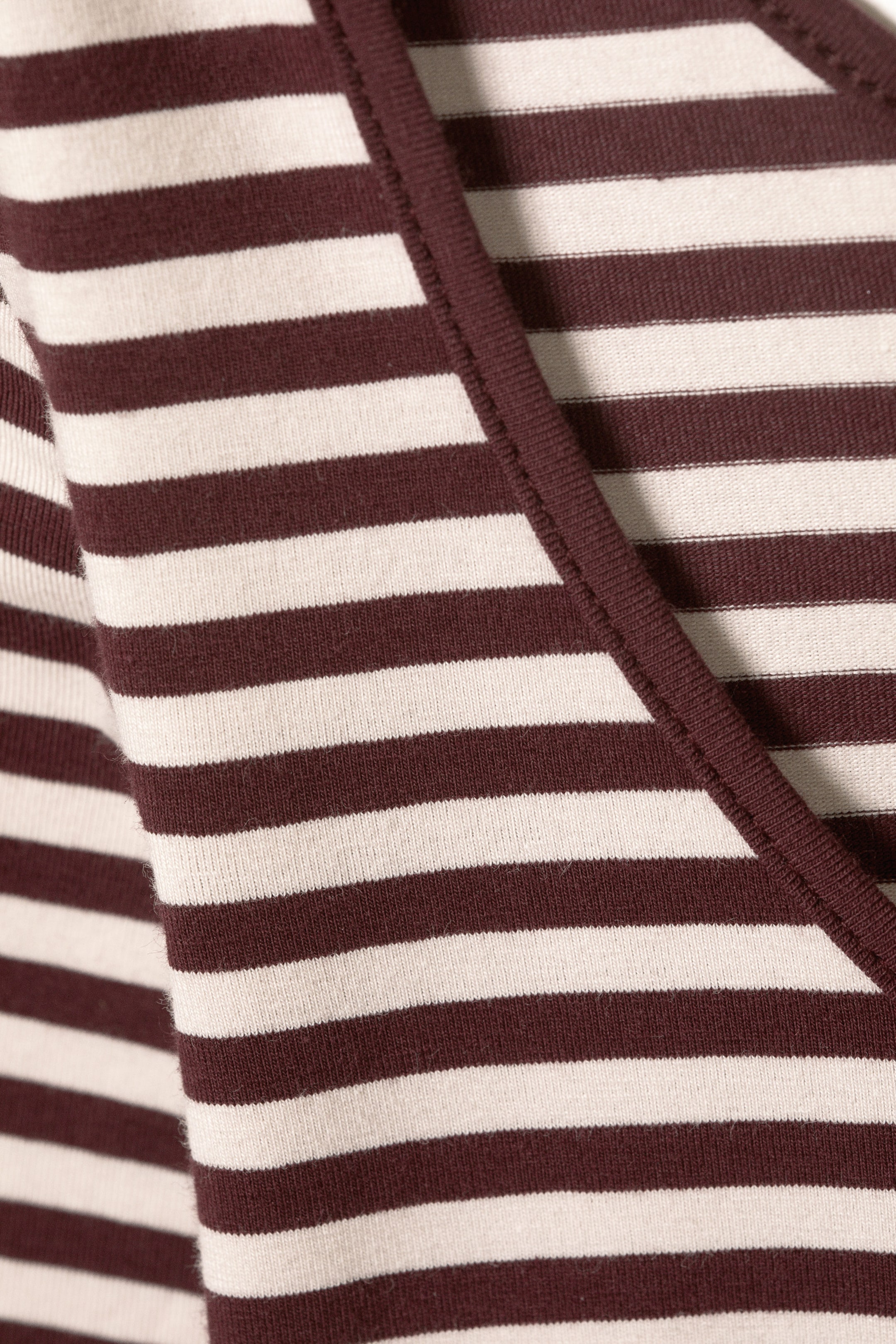 Pink & burgunderrot gestreift - Langärmliges Slim Fit-Top mit U-Ausschnitt - 4