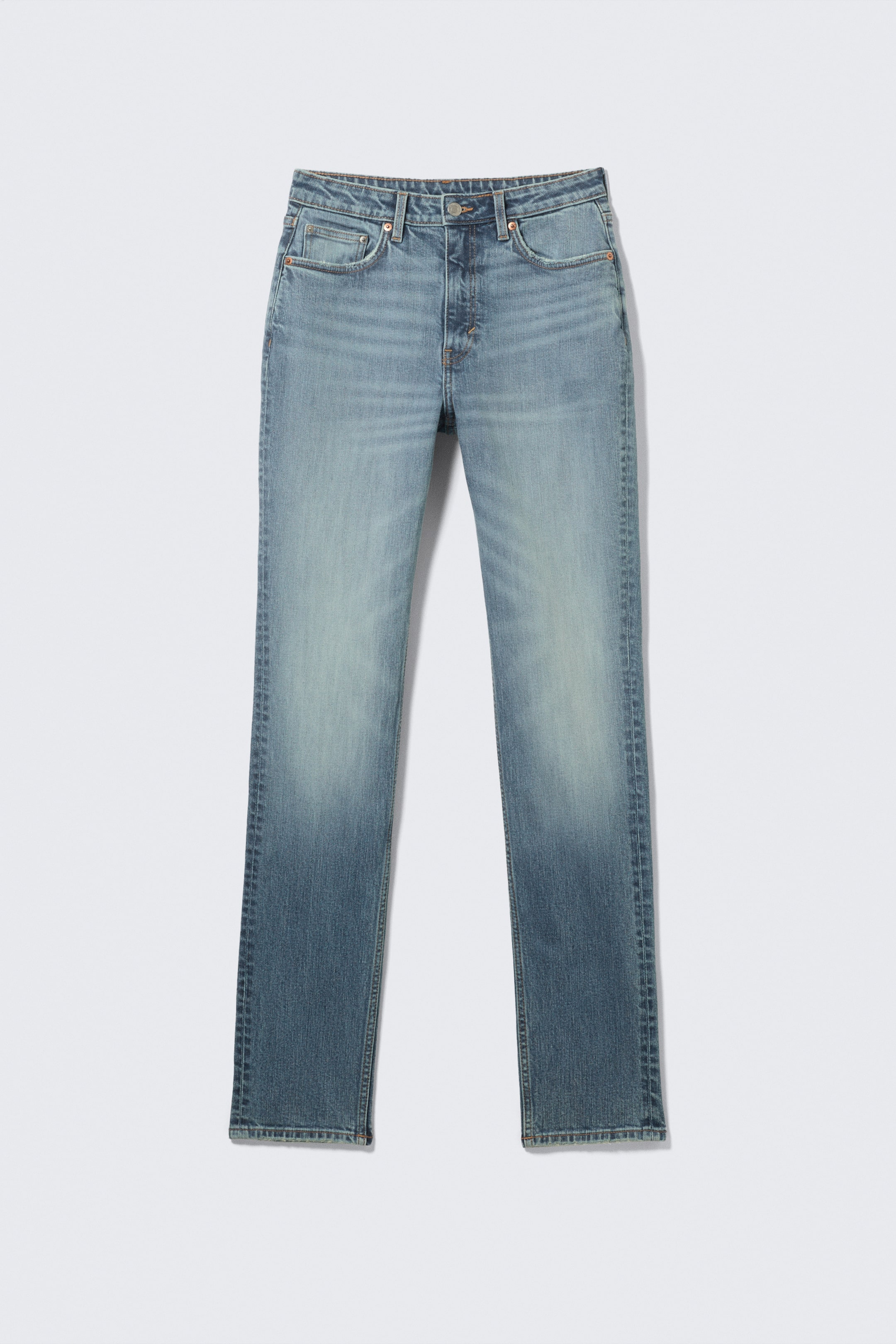 Agrandir l'image: Le jean bleu présente une coupe droite avec un délavage léger sur le haut des cuisses qui s'assombrit progressivement vers les ourlets. Il arbore un design classique à cinq poches avec des poches avant visibles, des passants de ceinture et une fermeture à bouton.