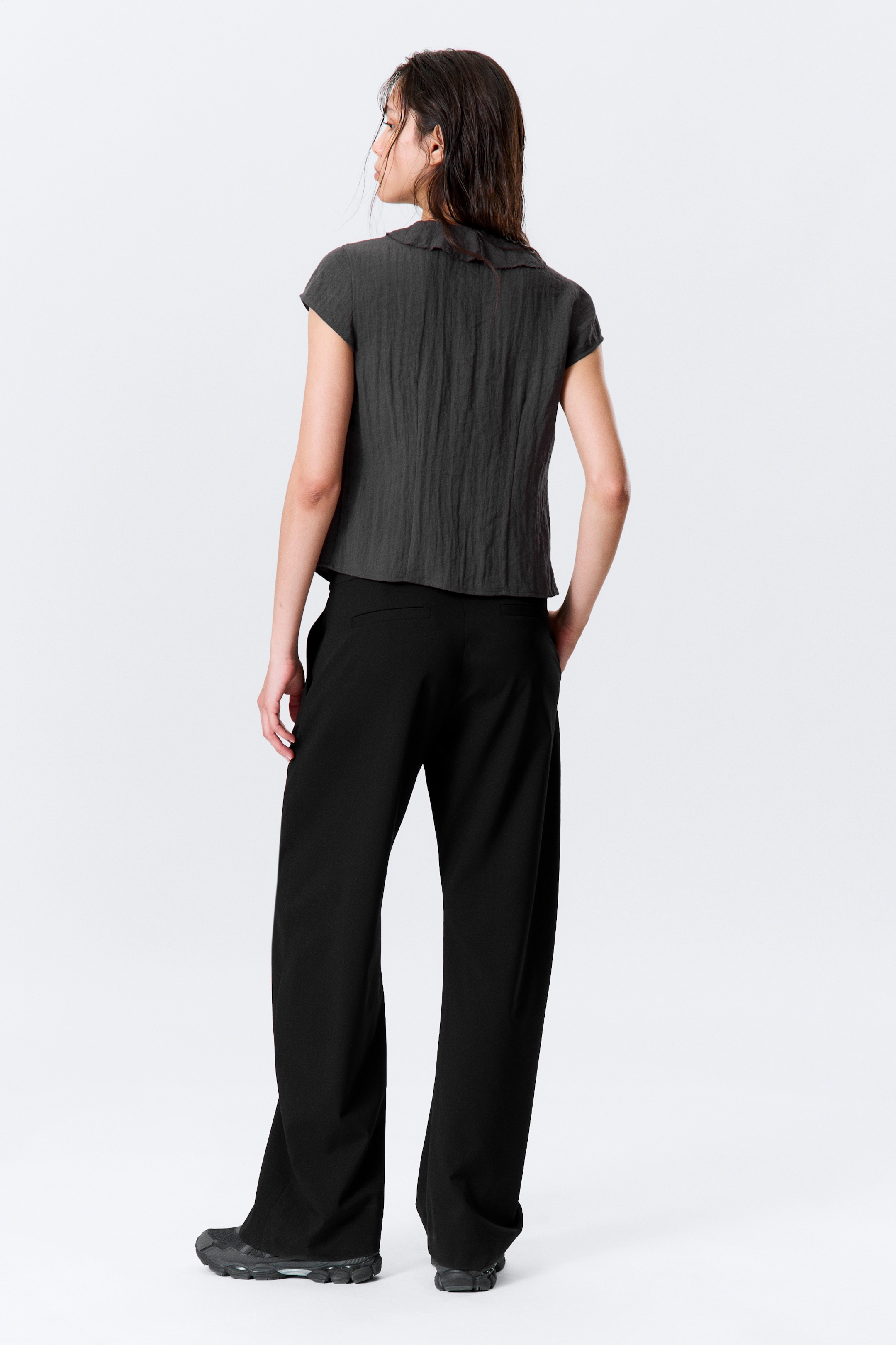 Zobraziť väčší obrázok: Frilled Tie-Front Top - Dark Grey - ŽENY | H&M SK 3