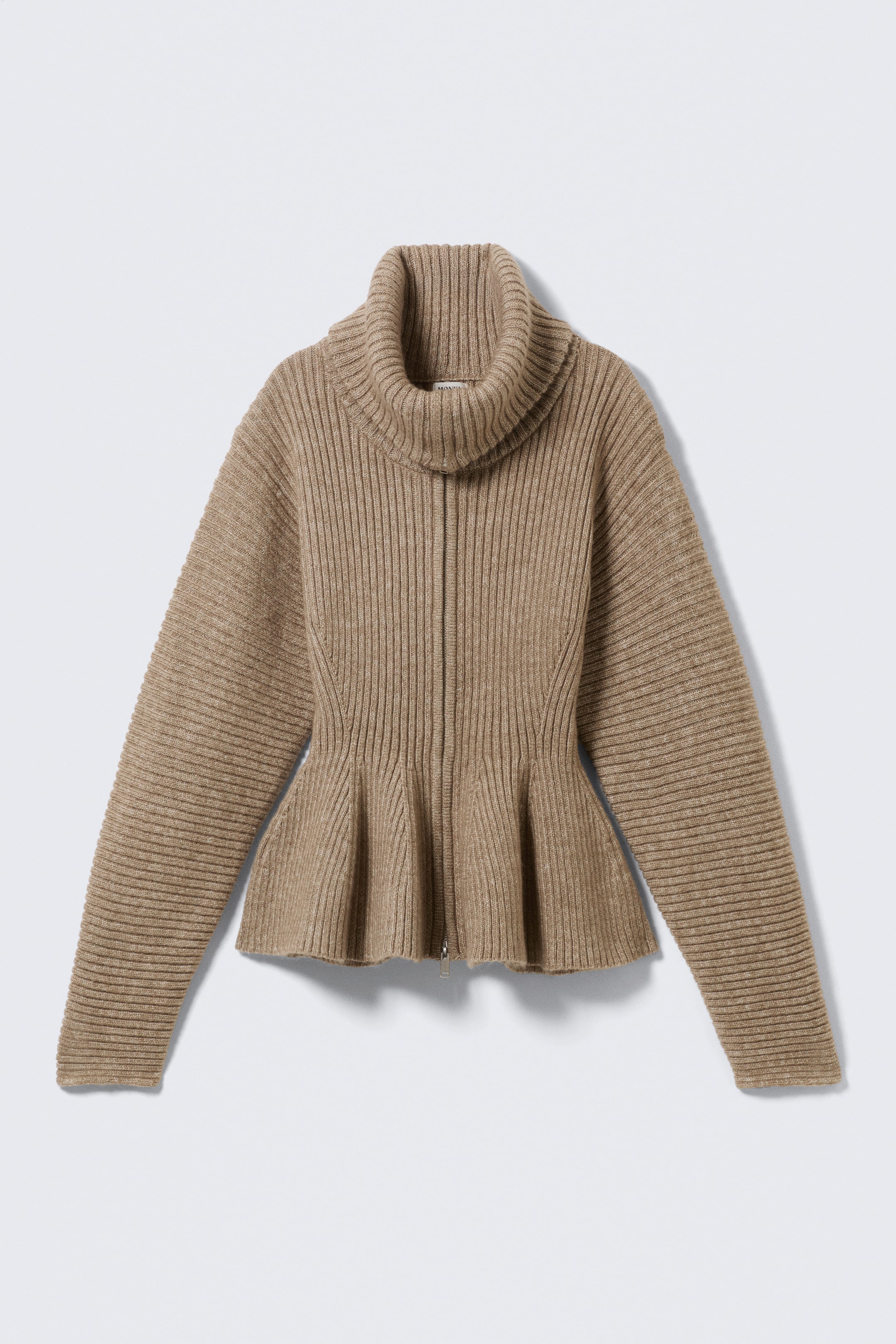 Größeres Bild anzeigen: Ein Kamel-Rippenstrickpullover mit einem Schalkragen und langen Ärmeln wird VORDERSEITIG präsentiert. Ein durchgehender Reißverschluss verläuft entlang der Vorderseite, und der Pullover weitet sich zu einem Schößchen-Saum an der Taille.