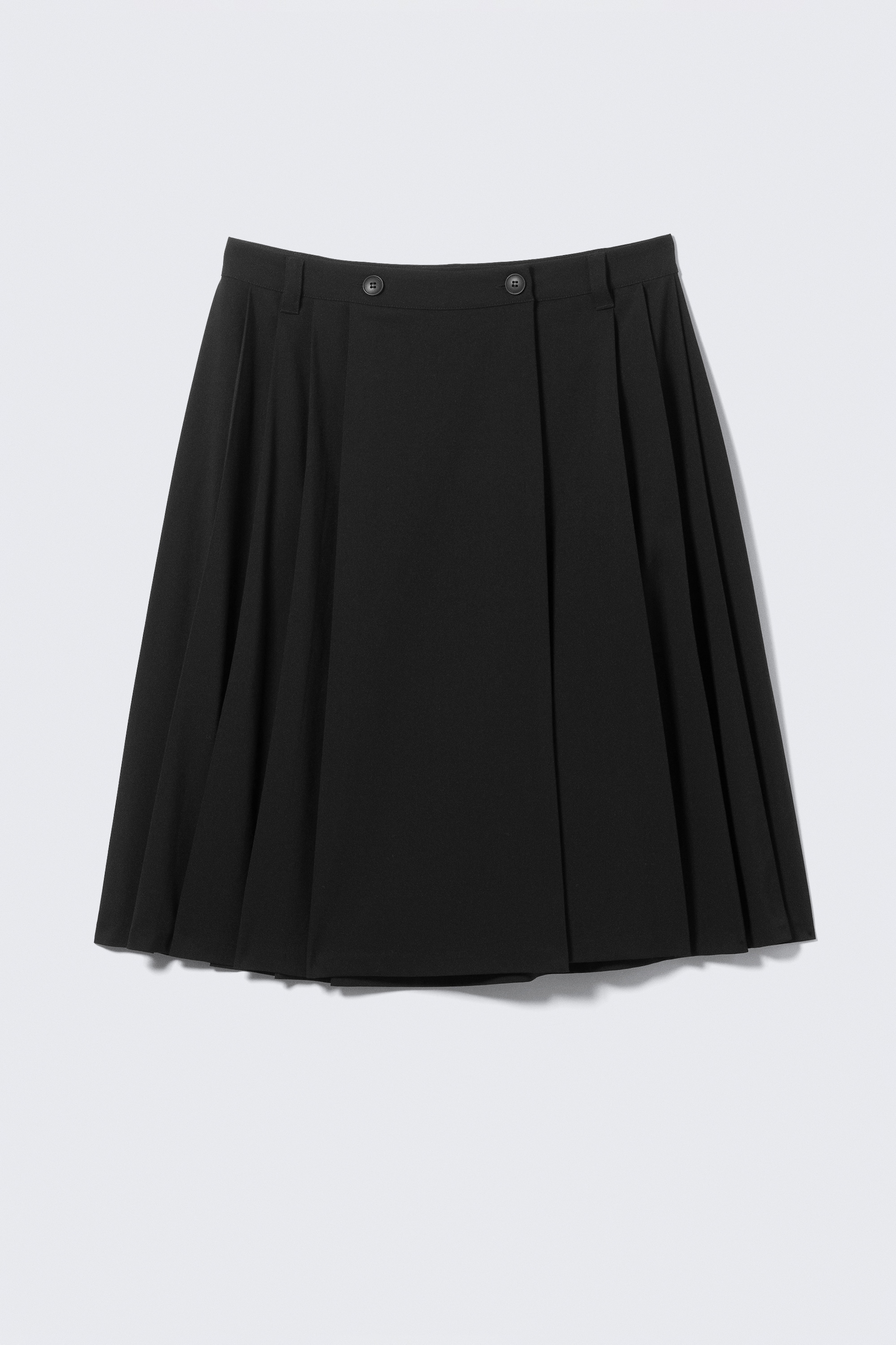Agrandir l'image: Une jupe plissée noire présente sa vue de FACE, montrant une taille mi-haute cousue avec des passants de ceinture propres et des boutons avant fonctionnels. Des plis aigus créent une silhouette structurée et une retombée douce, s'étendant jusqu'à une longueur midi classique et se terminant par un ourlet surpiqué à l'aveugle.
