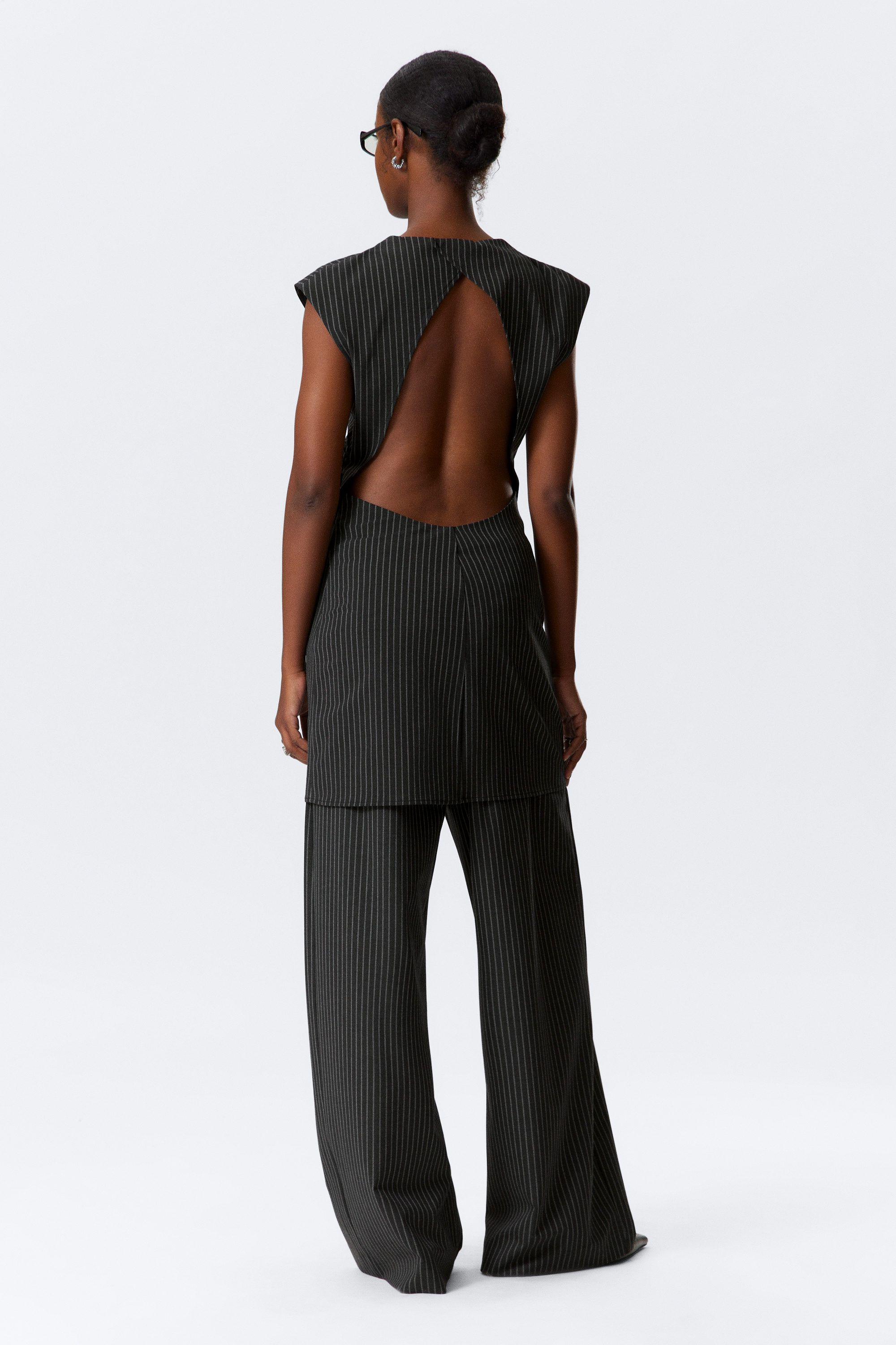 Schwarz gestreift - Drapiertes Minikleid aus Anzugstoff - 2