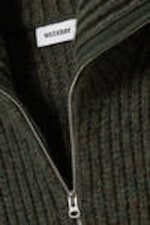 Dunkelgrün - Rippstrick-Pullover mit Stehkragen und Half-Zip - 1