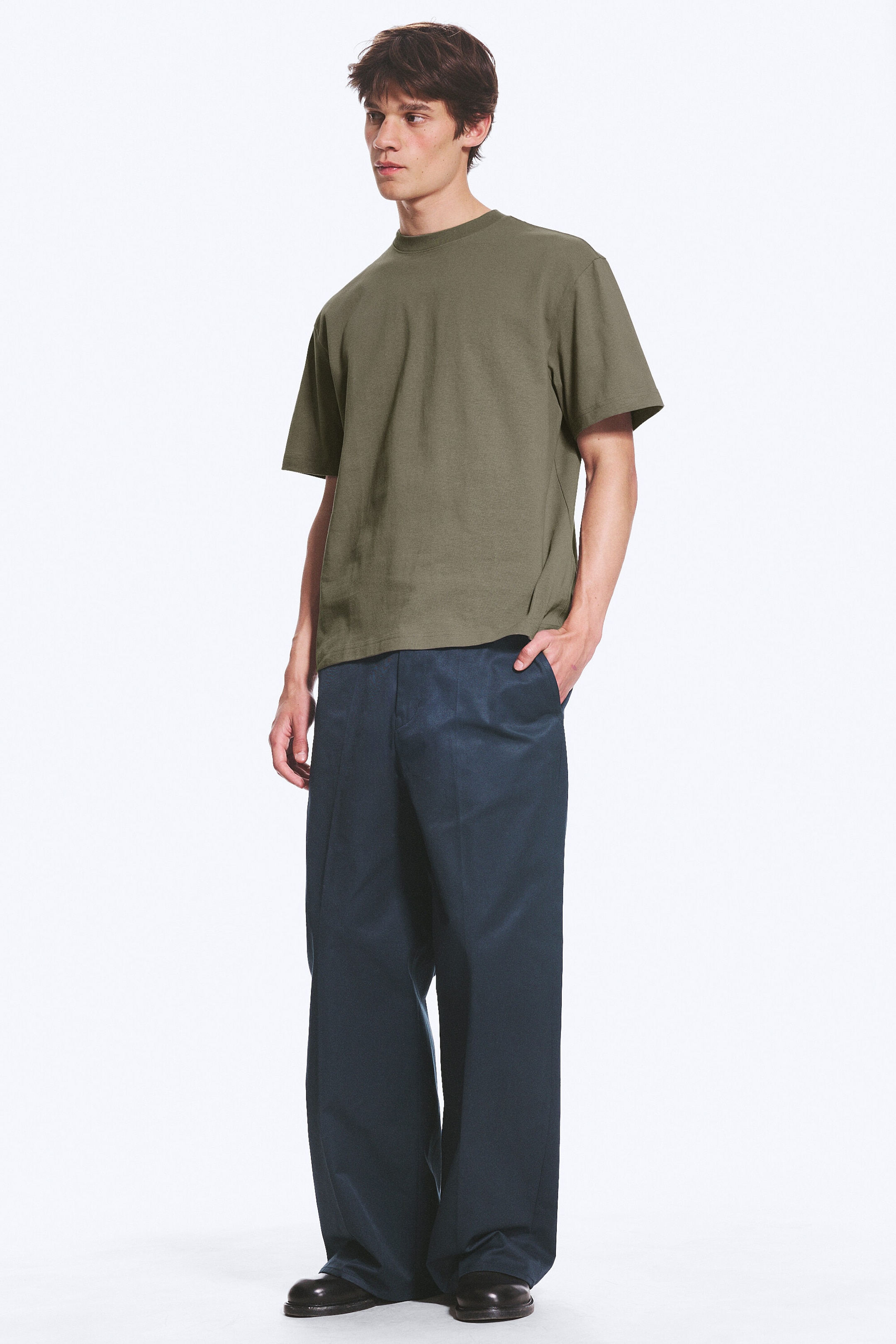 Staubiges Grau - T-SHIRT MIT RELAXTER PASSFORM - 2