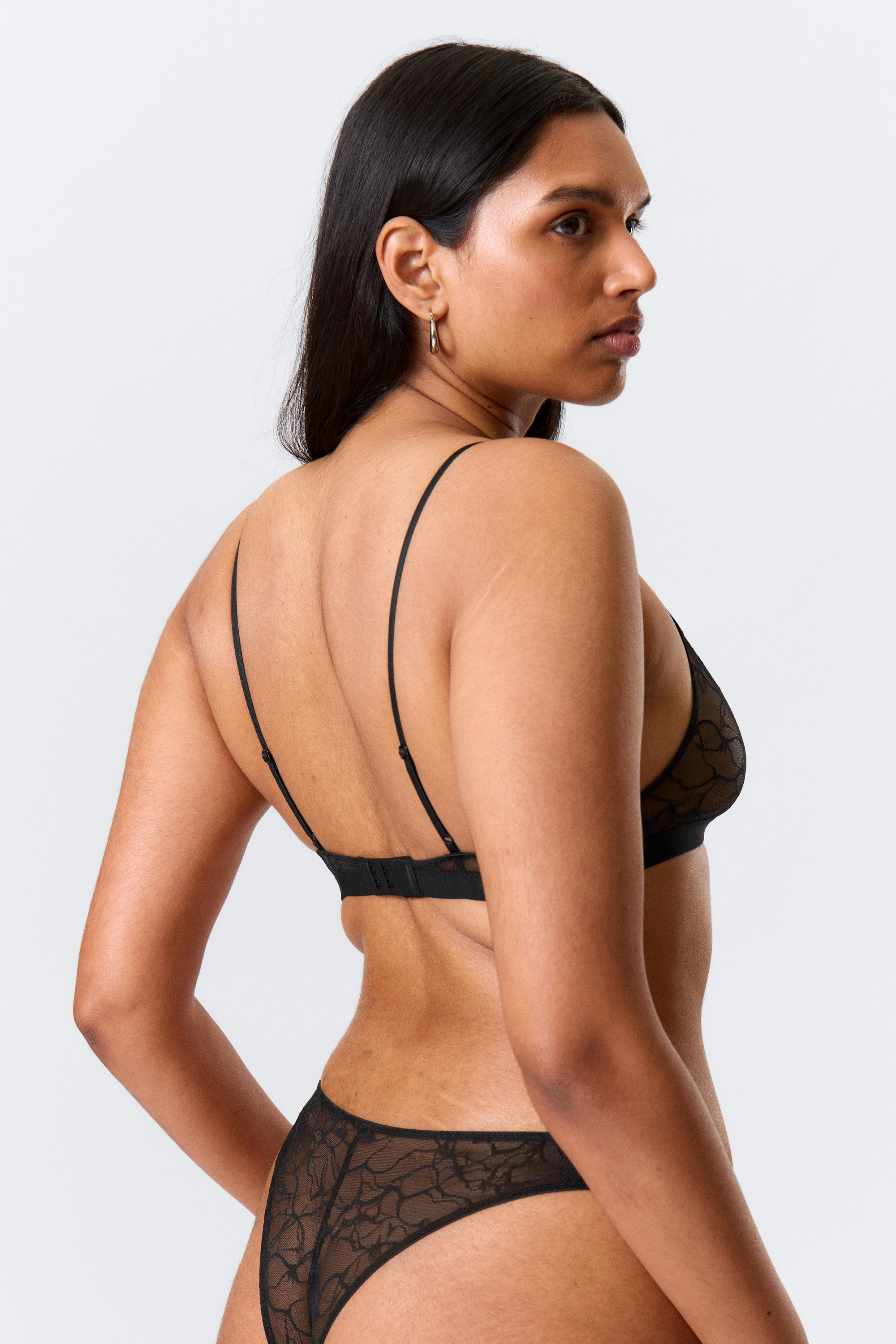 Black - Scooped Swirly Lace Bra - 2