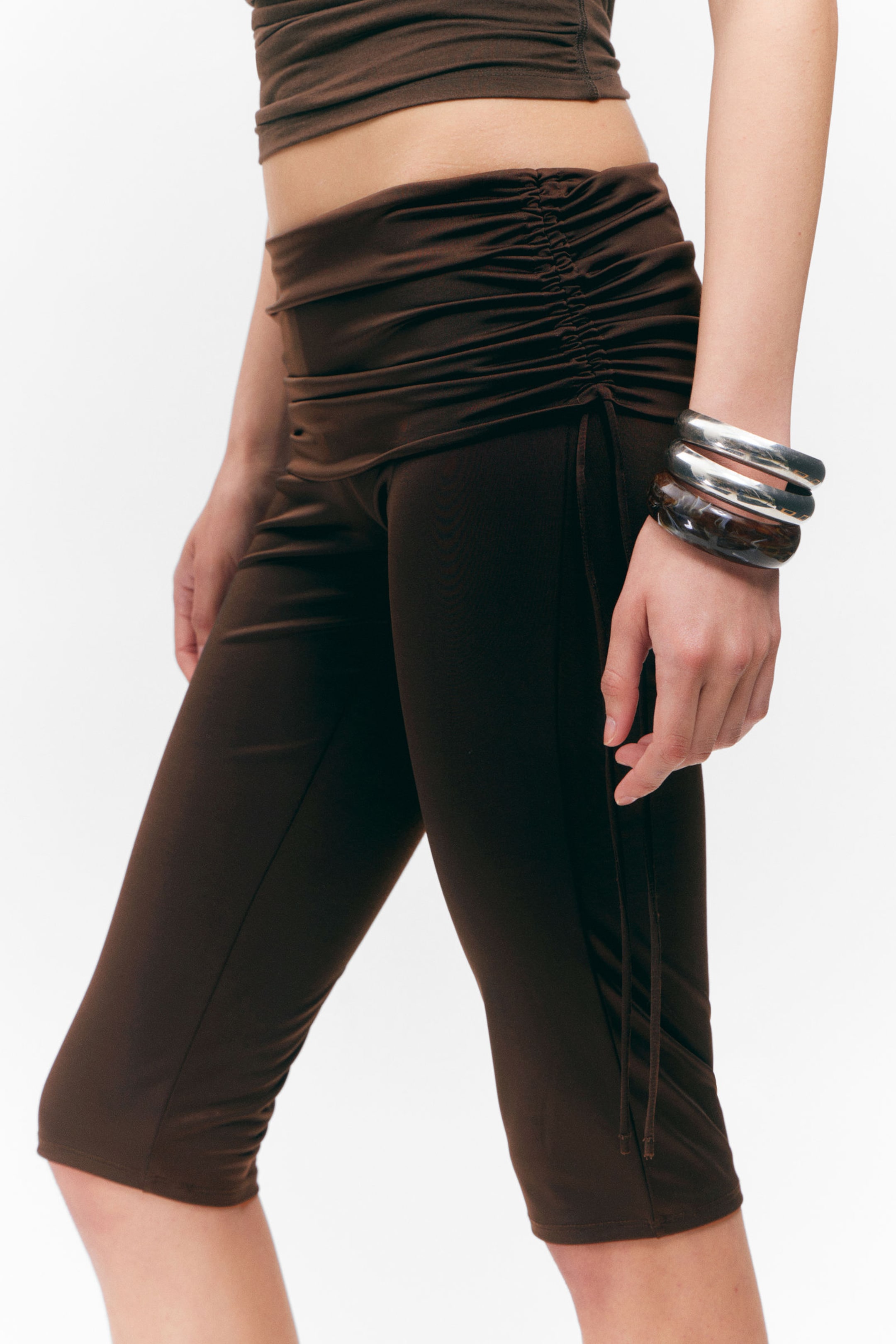 Dunkelbraun - Geraffte Capri-Leggings mit niedrigem Bund - 2