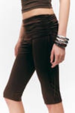 Dunkelbraun - Geraffte Capri-Leggings mit niedrigem Bund - 2