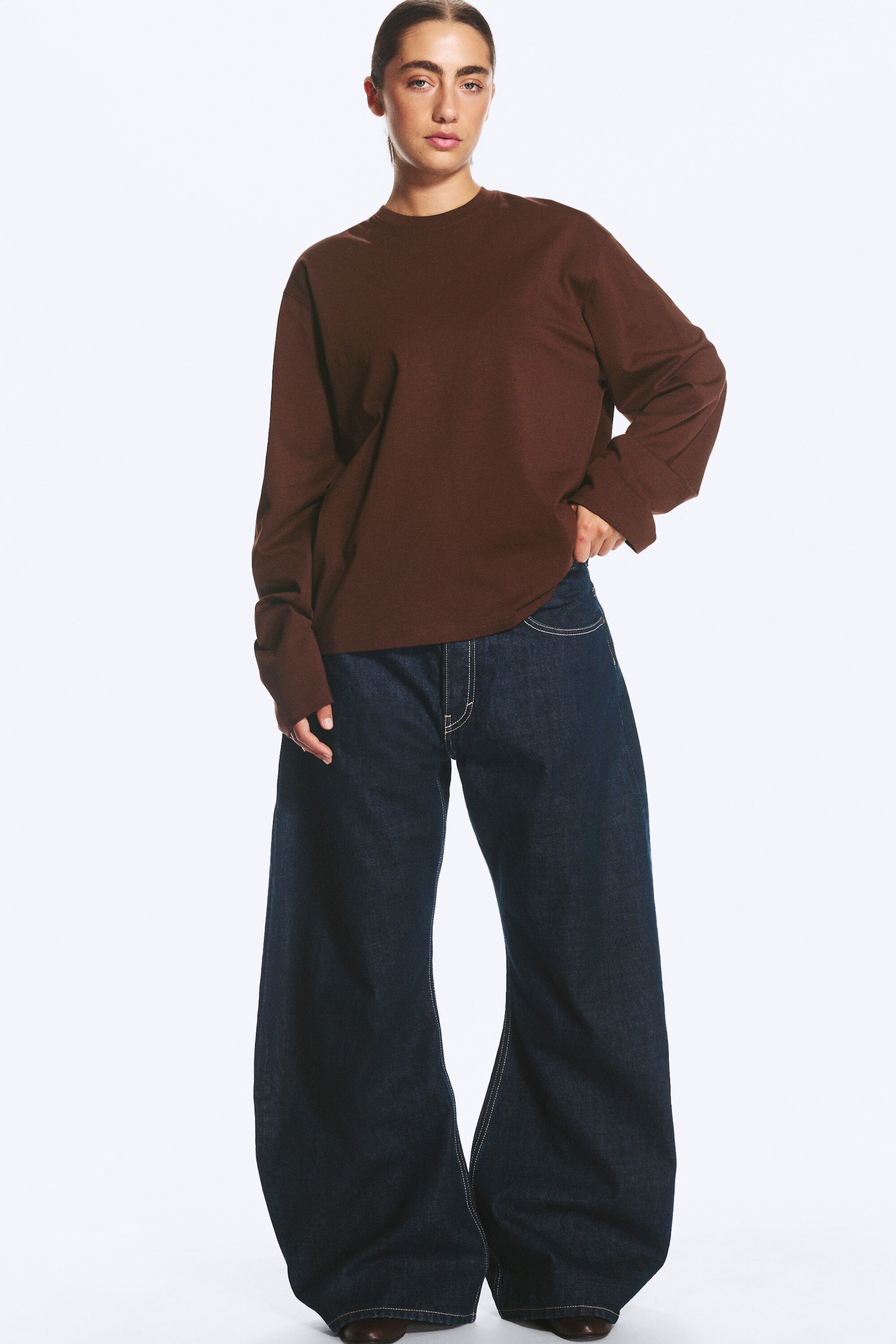 Dunkelbraun - Boxy Longsleeve aus Baumwolle - 1