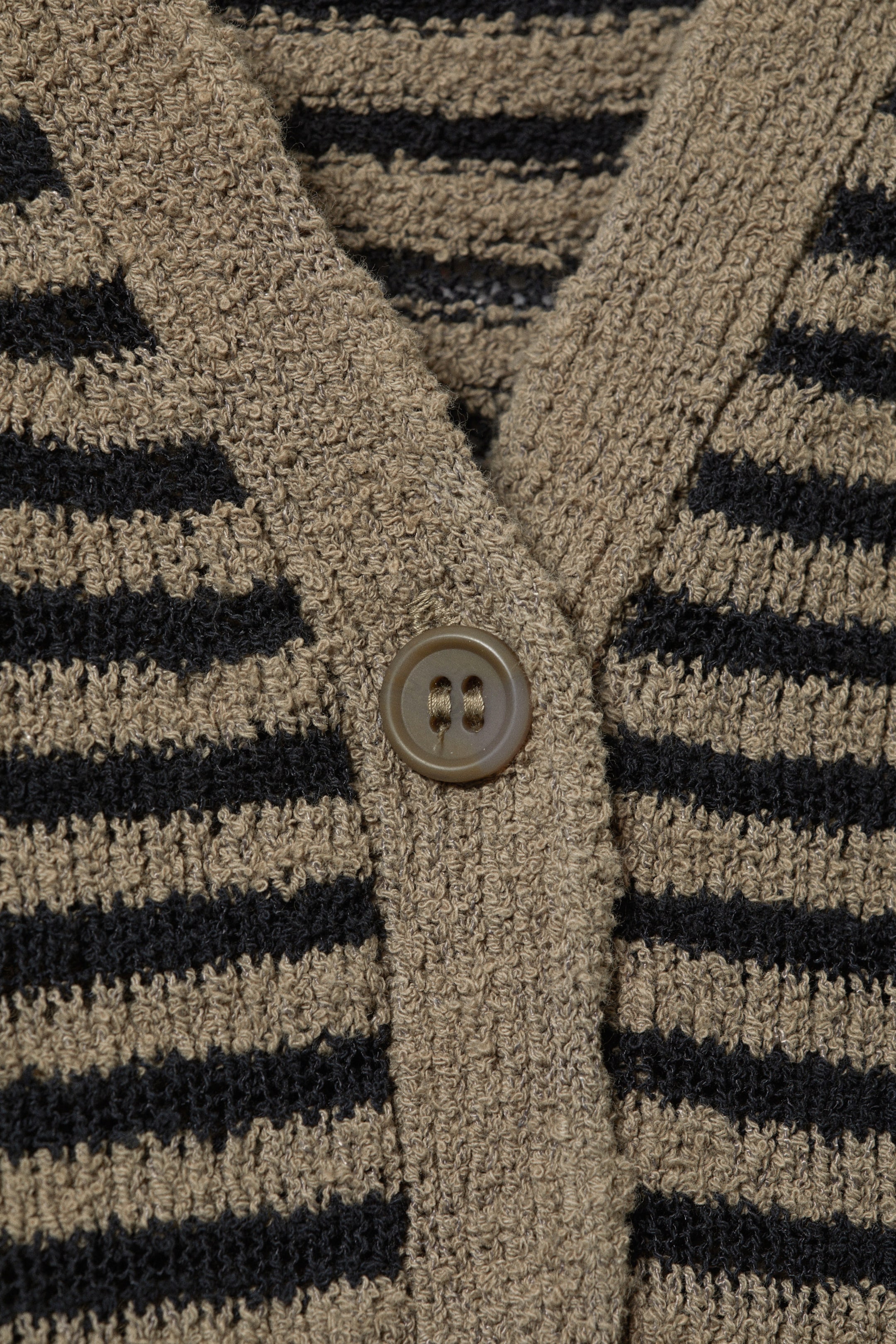 Beige - Svarta ränder - Löst stickad V-ringad cardigan - 2
