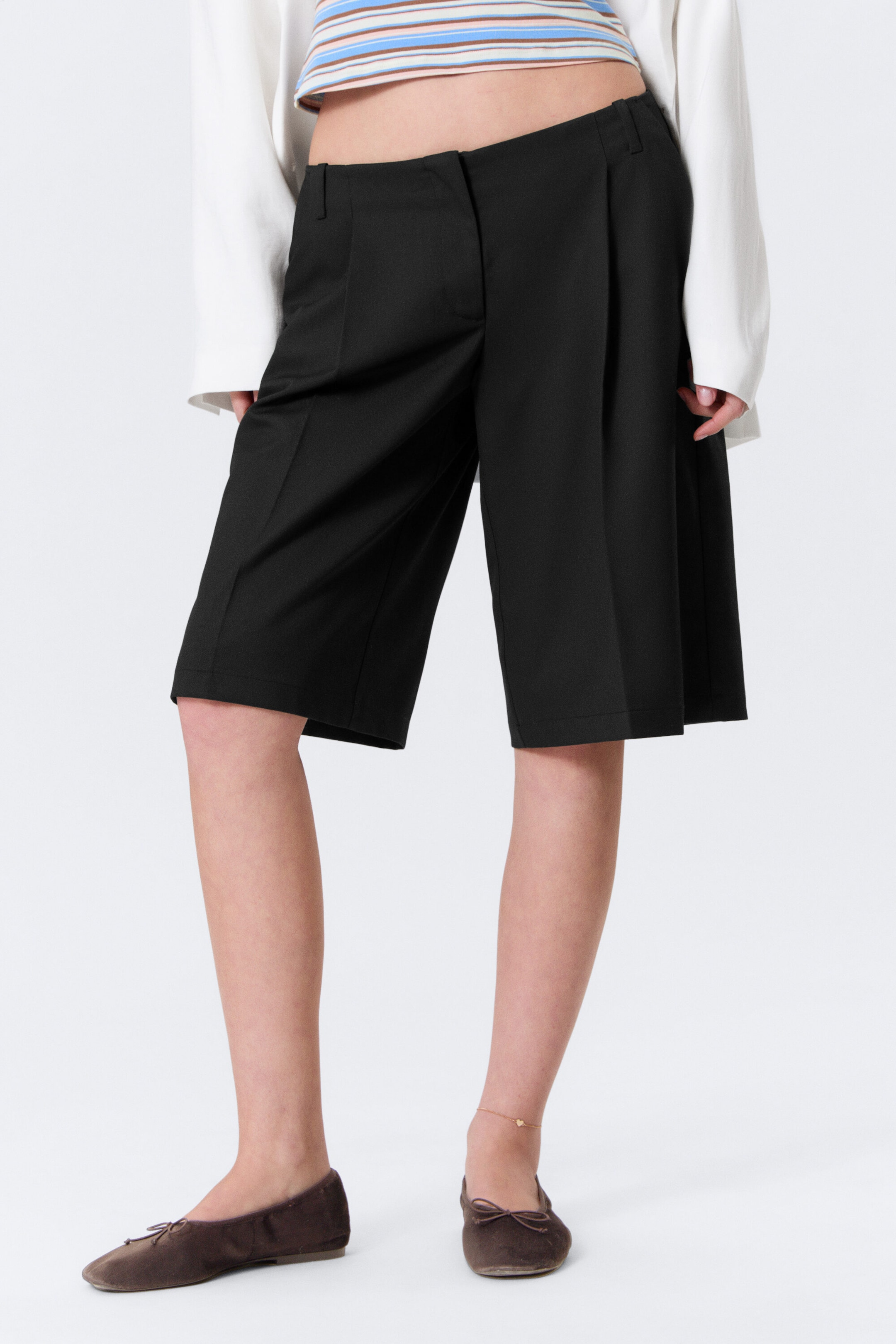 Black - Loose Low Rise Three-quarter Length Suiting Shorts - 2