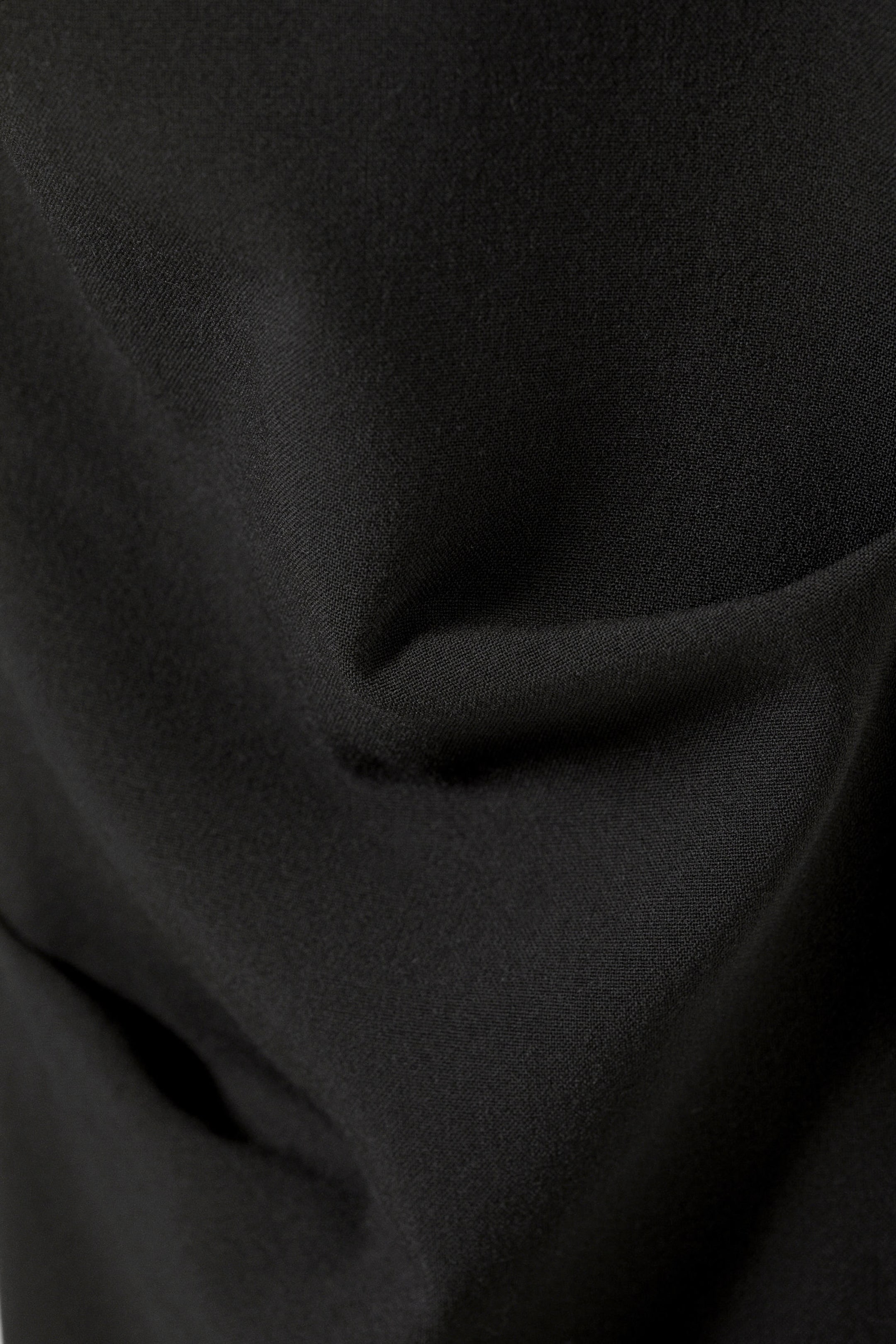 Schwarz - Schmale Bundfaltenhose mit Schlag & niedrigem Bund - 2