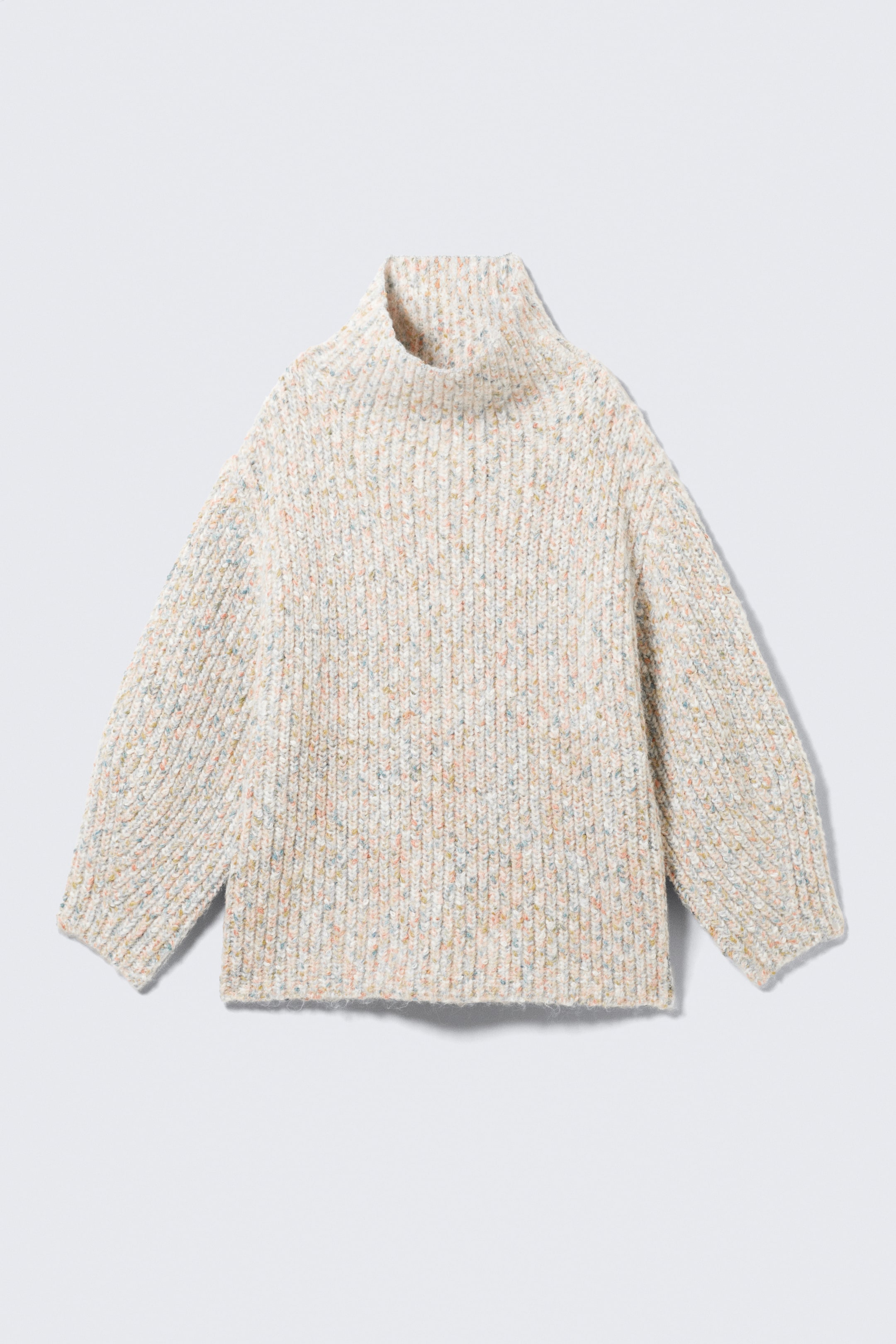 Ver imagen más grande: Un jersey de punto acanalado de color crema se presenta de FRENTE, con un cuello embudo y mangas largas con puños acanalados. El jersey está confeccionado con un hilo jaspeado, mostrando motas de naranja, azul y verde a lo largo de su tejido grueso.