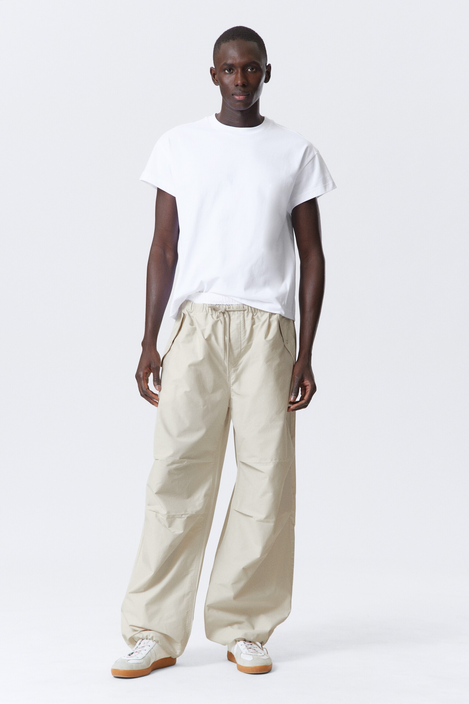 Loose Pleated Parachute Trousers - Light Beige/Black