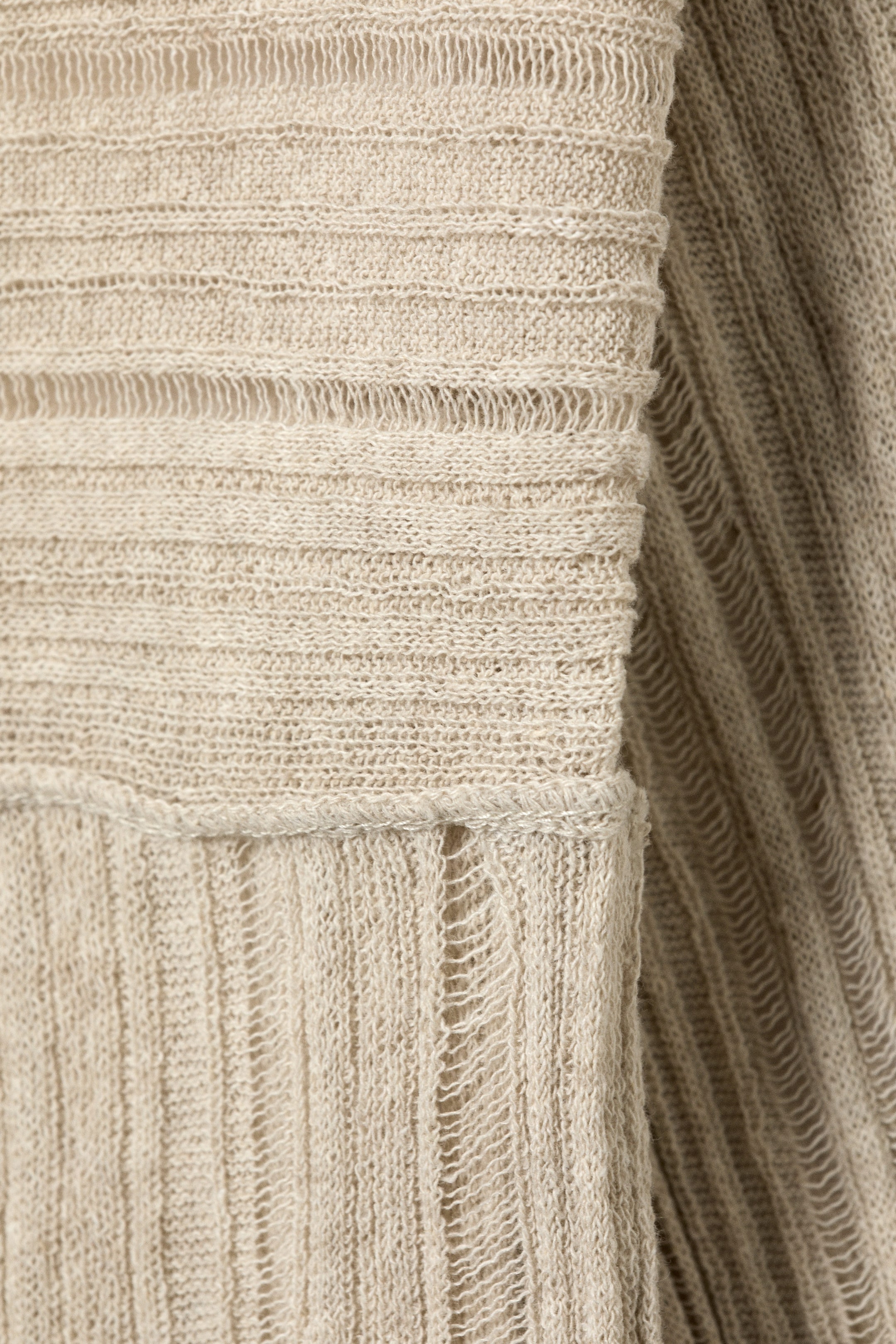 Beige - Figurbetonter Strickpullover mit U-Boot-Ausschnitt - 5