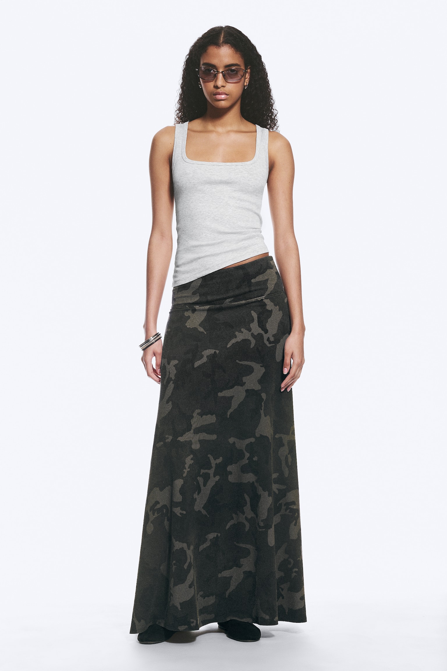 Bedruckter Maxirock mit mittelhohem Bund - Khakigrün - Camouflage - 1
