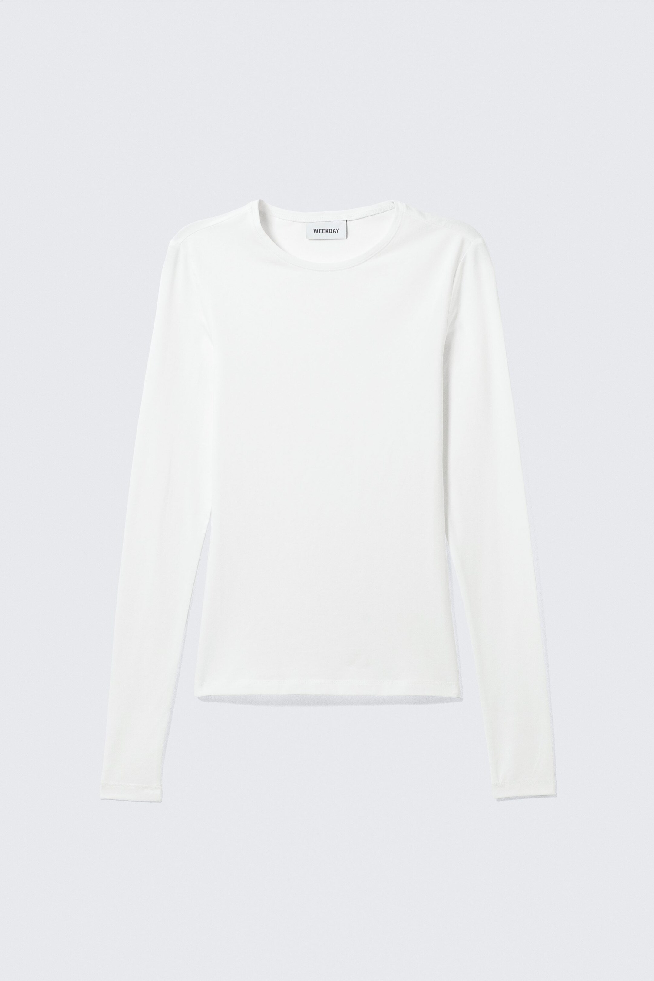 Visualizza immagine più grande: Una maglia bianca a maniche lunghe è presentata FRONTE, con scollo rotondo. Mostra una vestibilità aderente con maniche lunghe, orli dritti e una texture liscia simile al jersey.