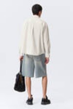 Beige gestreift mit Stickerei - Oversized gestreiftes Popeline-Hemd mit Knöpfen - 3