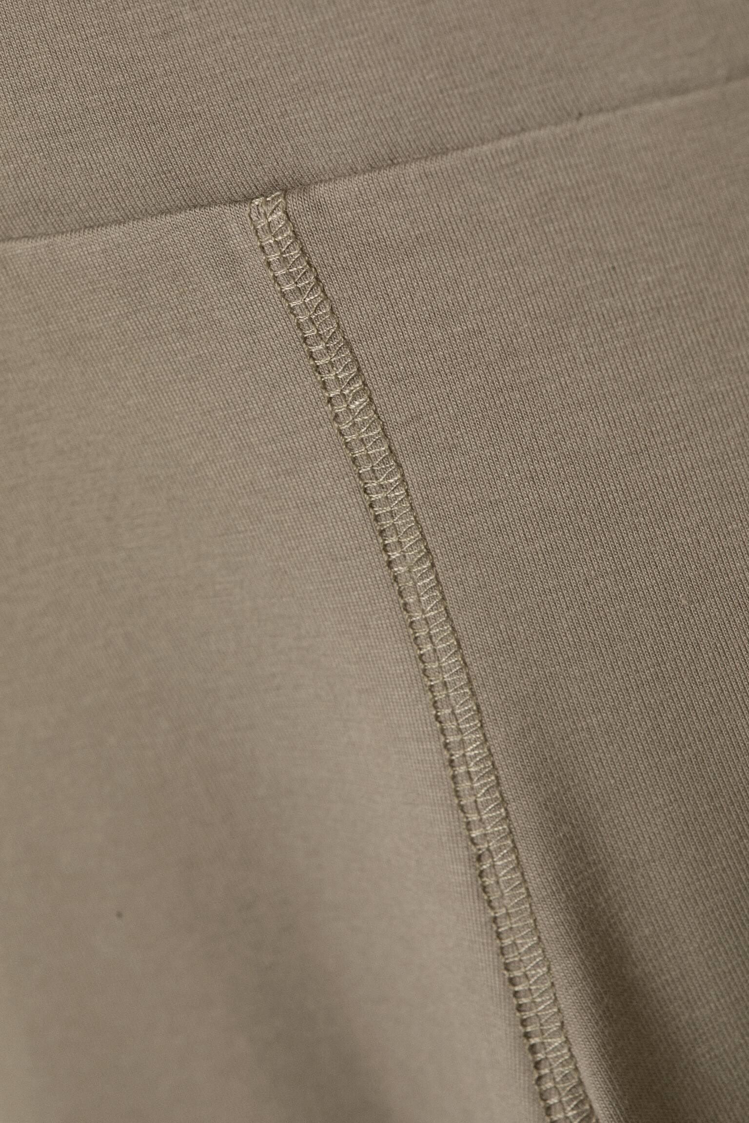 Eng anliegende Biker-Shorts mit mittlerer Bundhöhe - Grau-Beige/Schwarz - 5