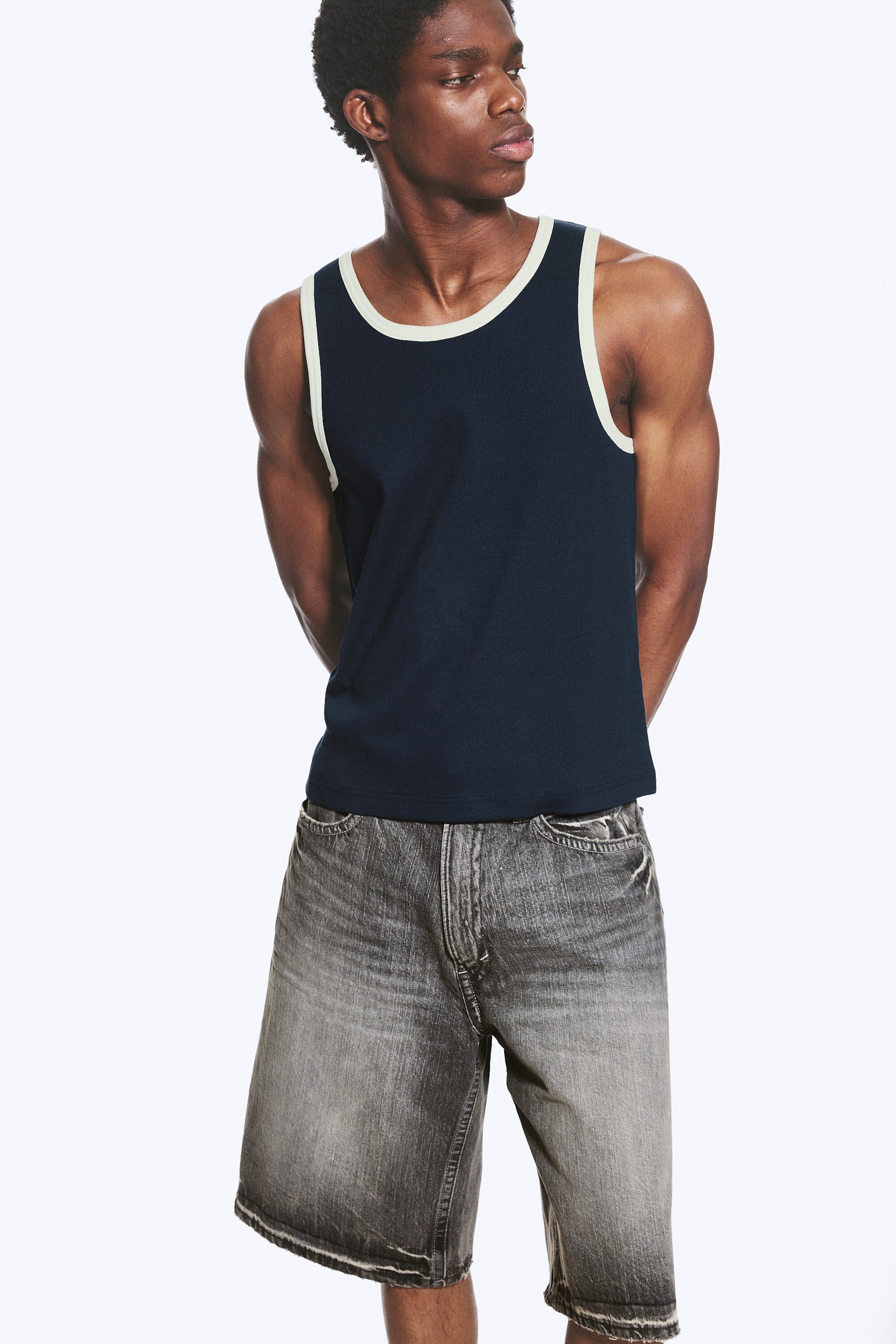 Dunkelblau/Weiß - Baumwoll-Tanktop mit kontrastierenden Abschlüssen - 1