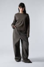 Dunkelbraun gestreift - Gestreiftes Longsleeve mit Boxy Fit - 1