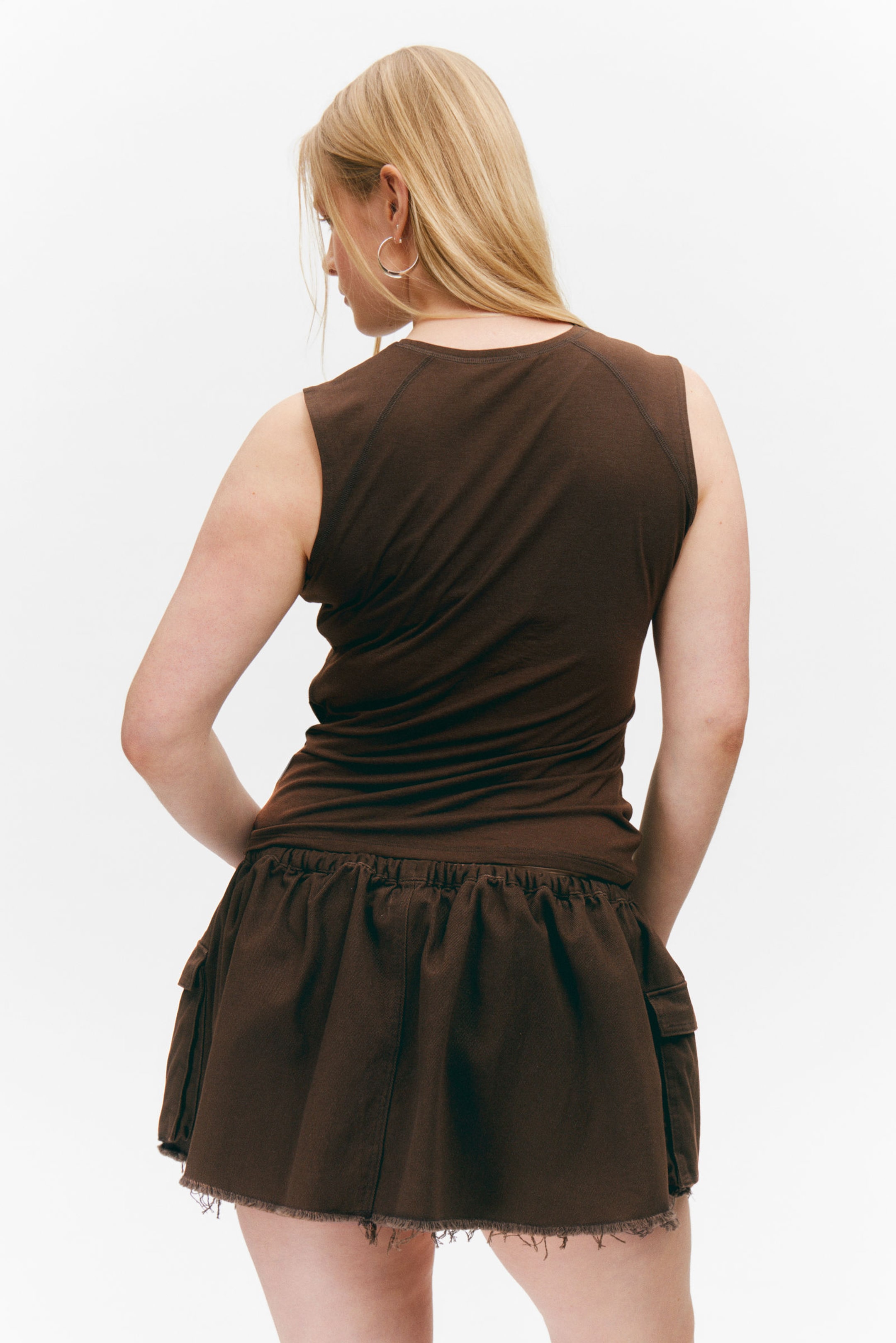 Dunkelbraun - Ärmelloses, gerafftes Jersey-Top - 2