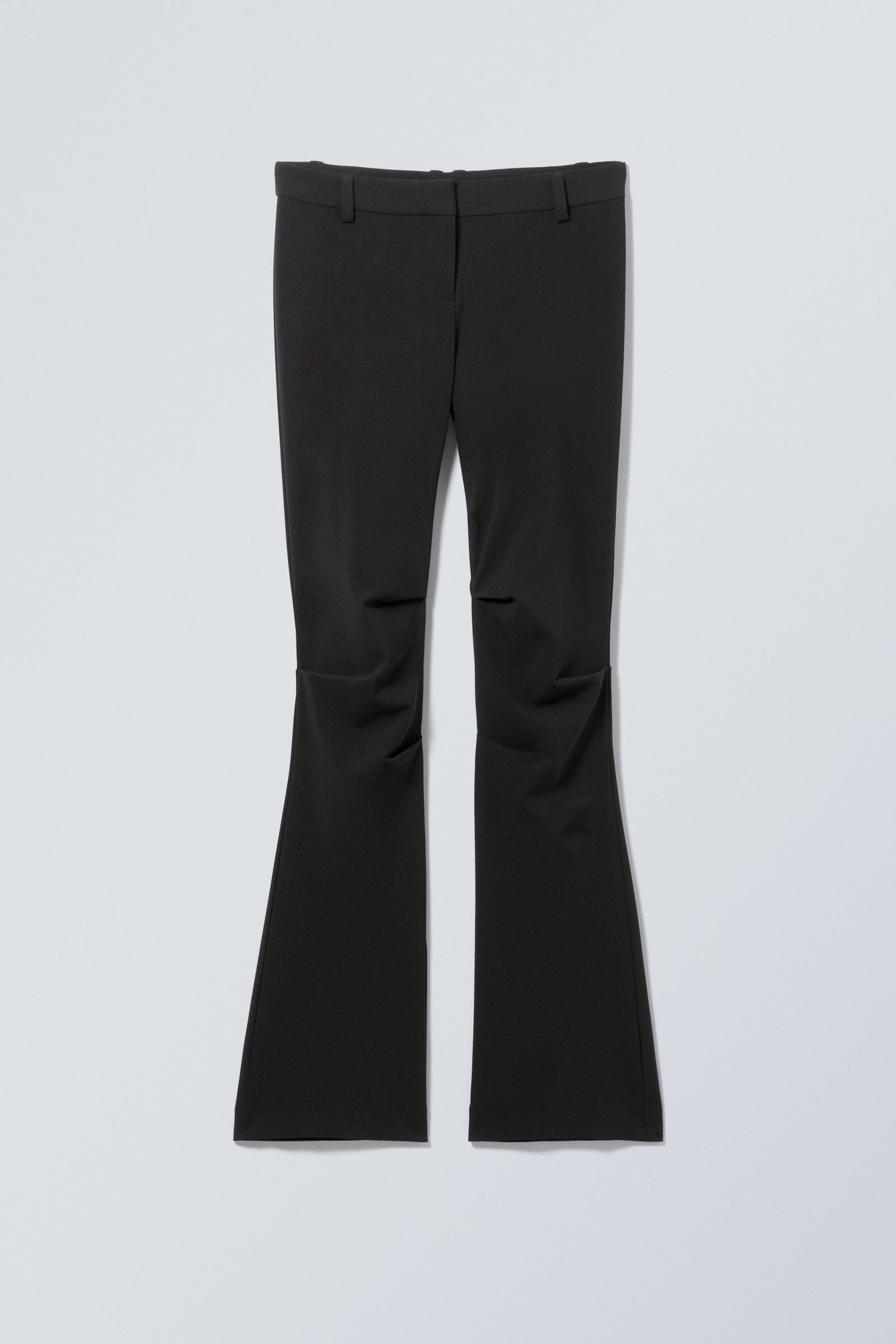 Schwarz - Schmale Bundfaltenhose mit Schlag & niedrigem Bund - 1