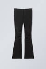 Zwart - Slim fit flared broek met lage taille en plooien - 0