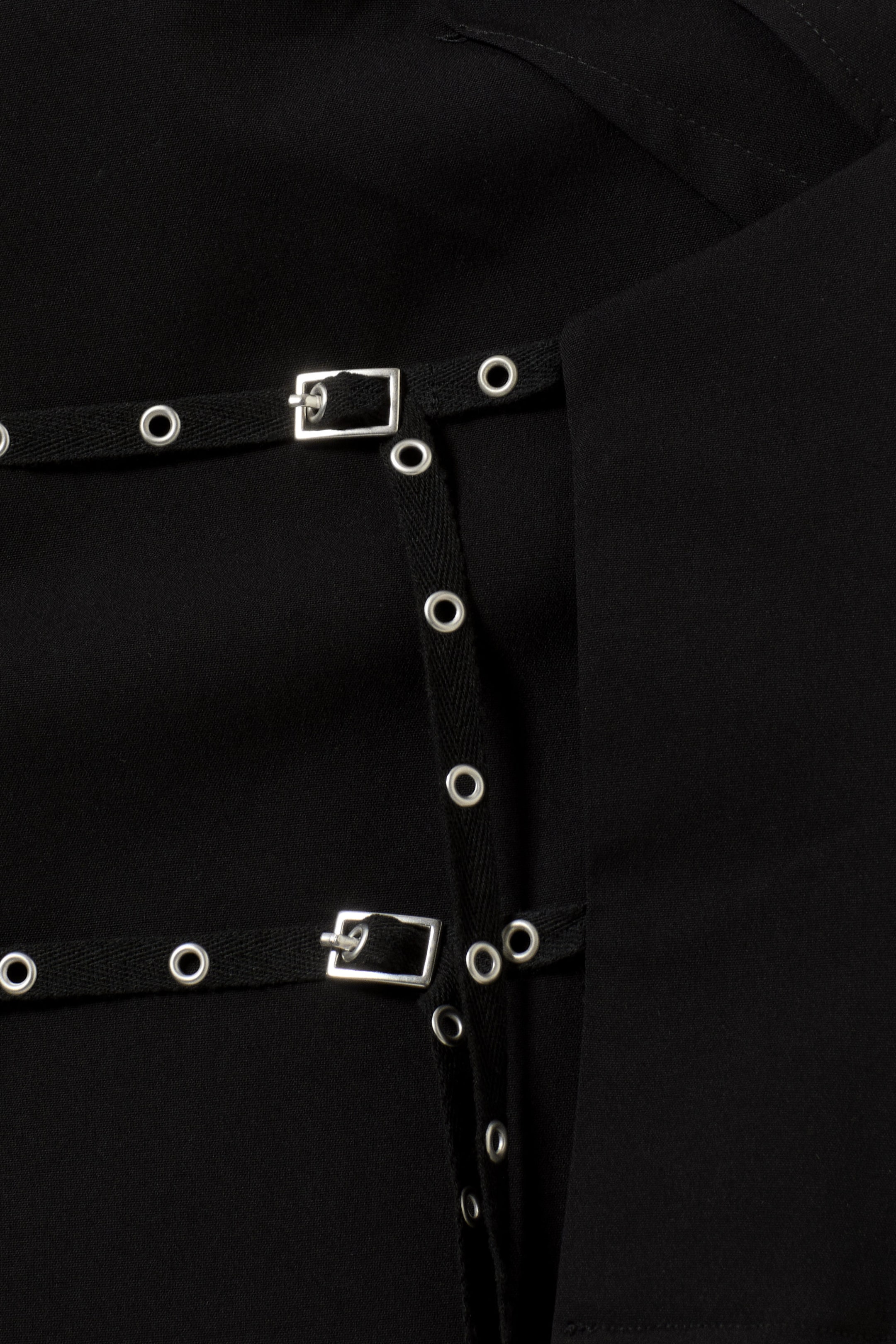 Schwarz - Neckholder-Top mit Ösendetails - 6