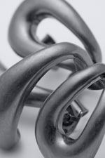 Dunkelgrau - Ohrring mit skulpturaler Wellenform - 3