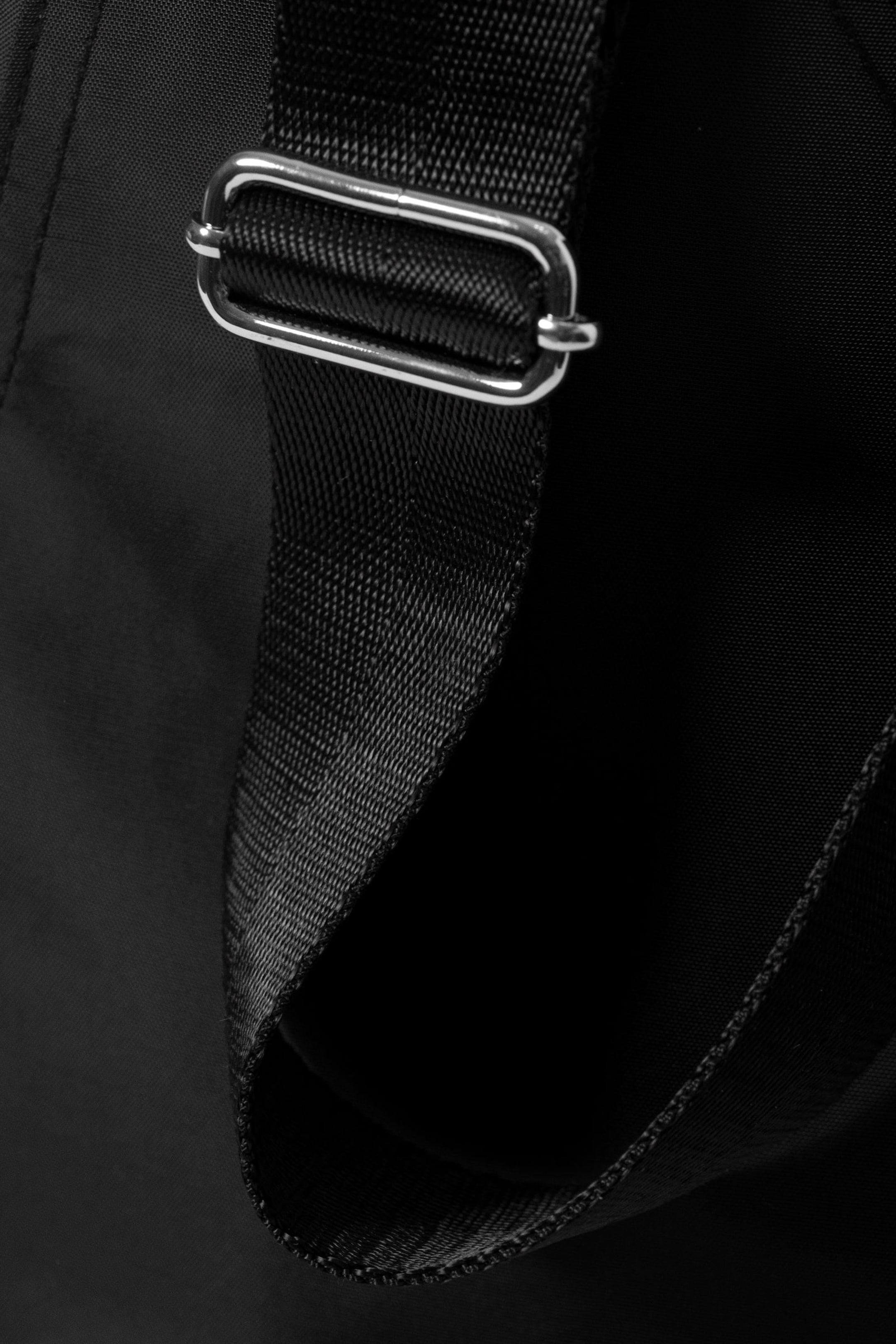 Schwarz - V-förmige Schultertasche aus Nylon - 3
