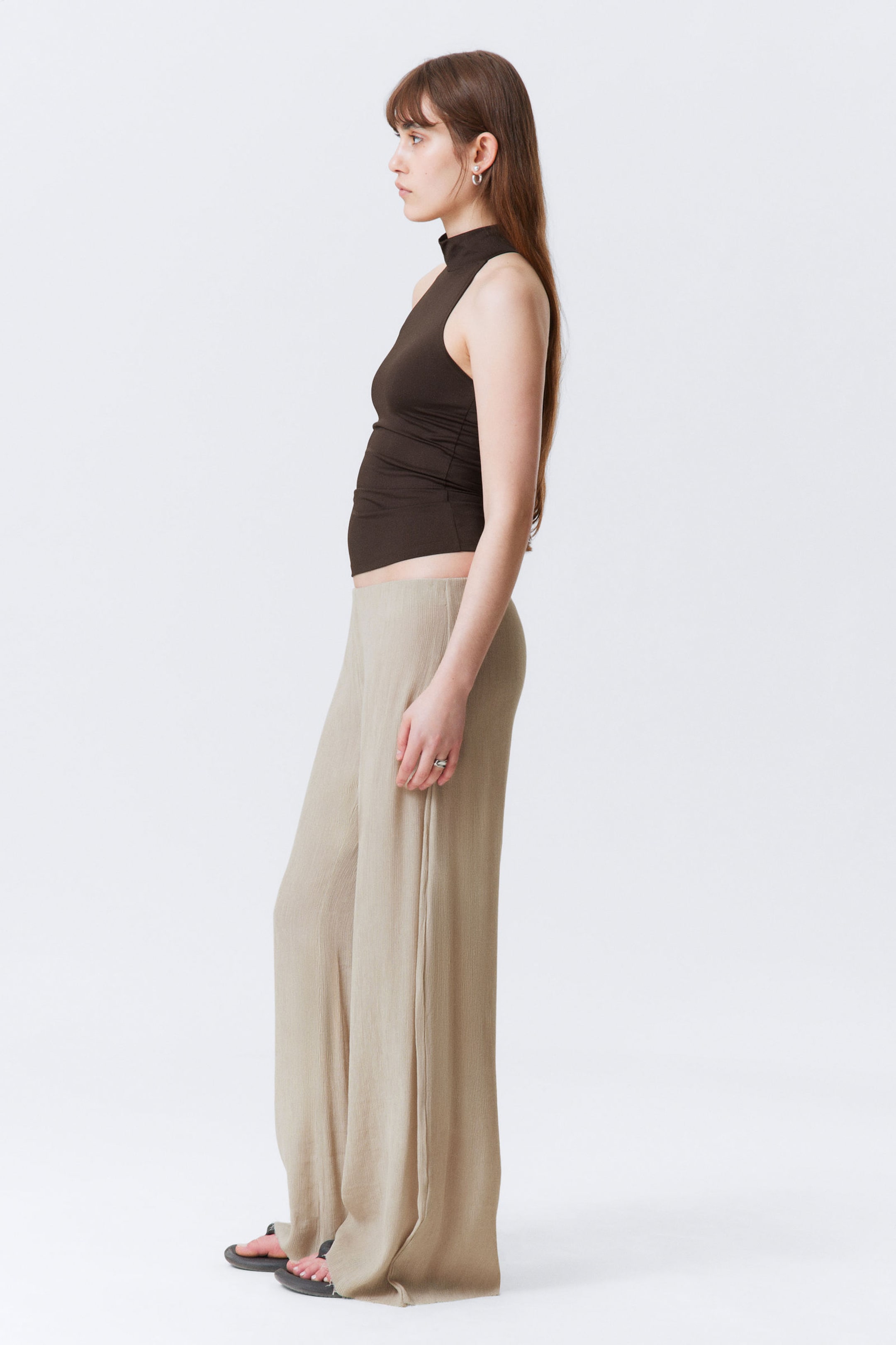 Helles Beige - Crinkle-Hose mit tiefem Bund und weitem Bein - 2