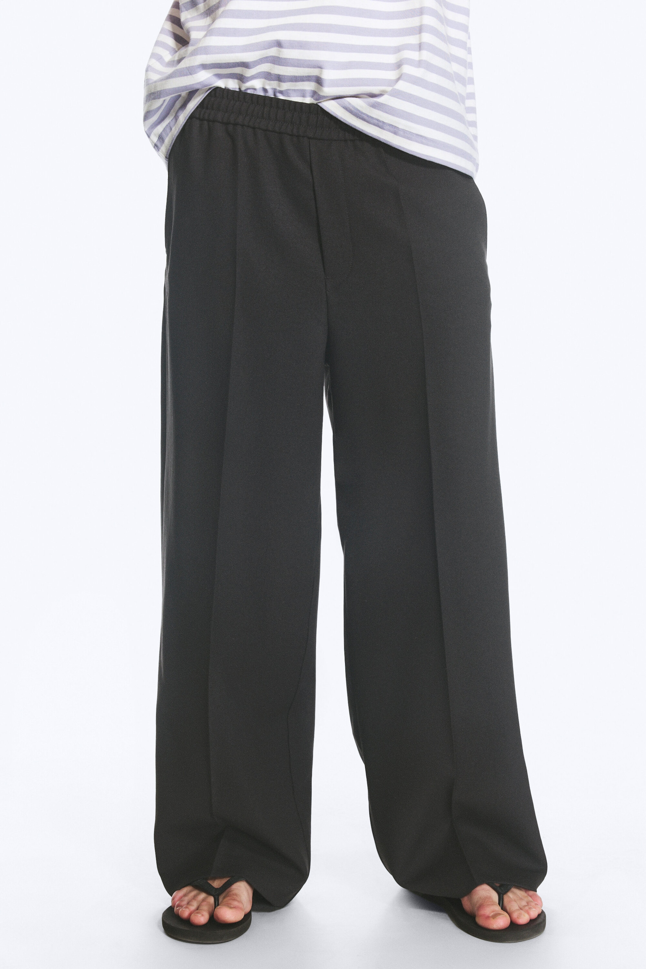 Zwart - Ruimvallende wijde pantalon met plooien - 2