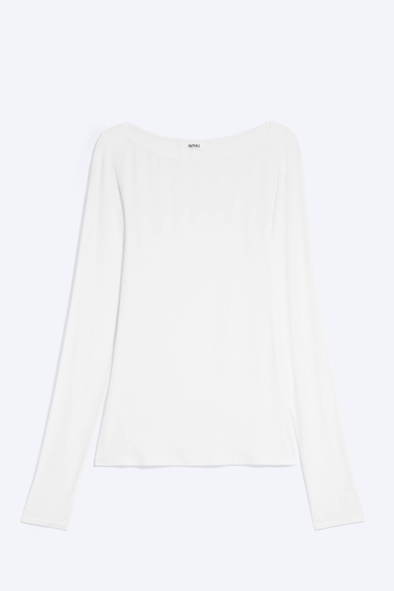 Un top bianco trasparente con scollo a barca e maniche lunghe Ã¨ mostrato in vista frontale, con un ampio scollo a barca, maniche lunghe aderenti e orlo dritto. Il tessuto leggero presenta una texture semitrasparente.