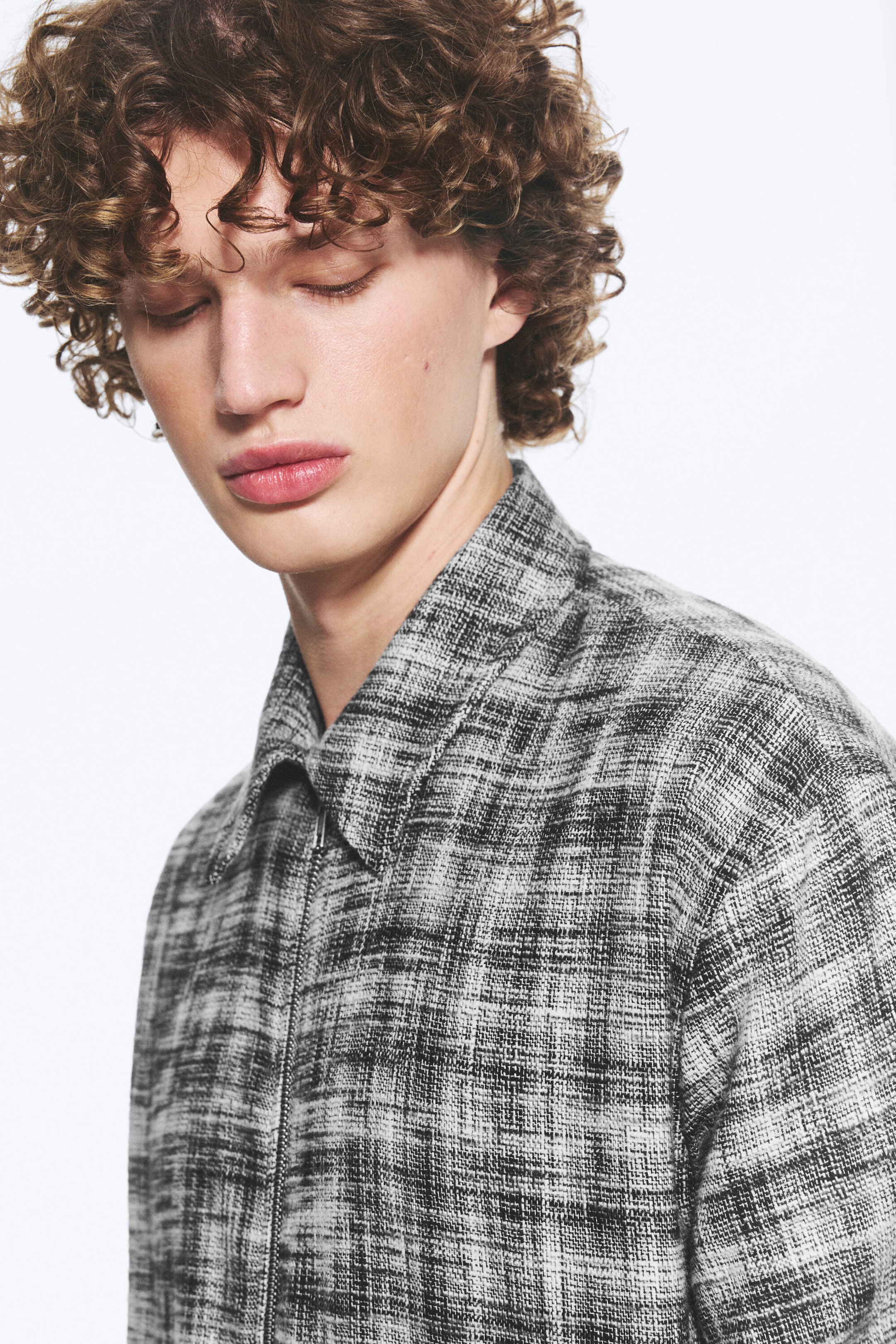 Schwarz kariert - Minimalistisches Overshirt mit Reißverschluss - 2