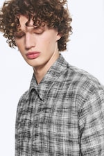 Schwarz kariert - Minimalistisches Overshirt mit Reißverschluss - 2