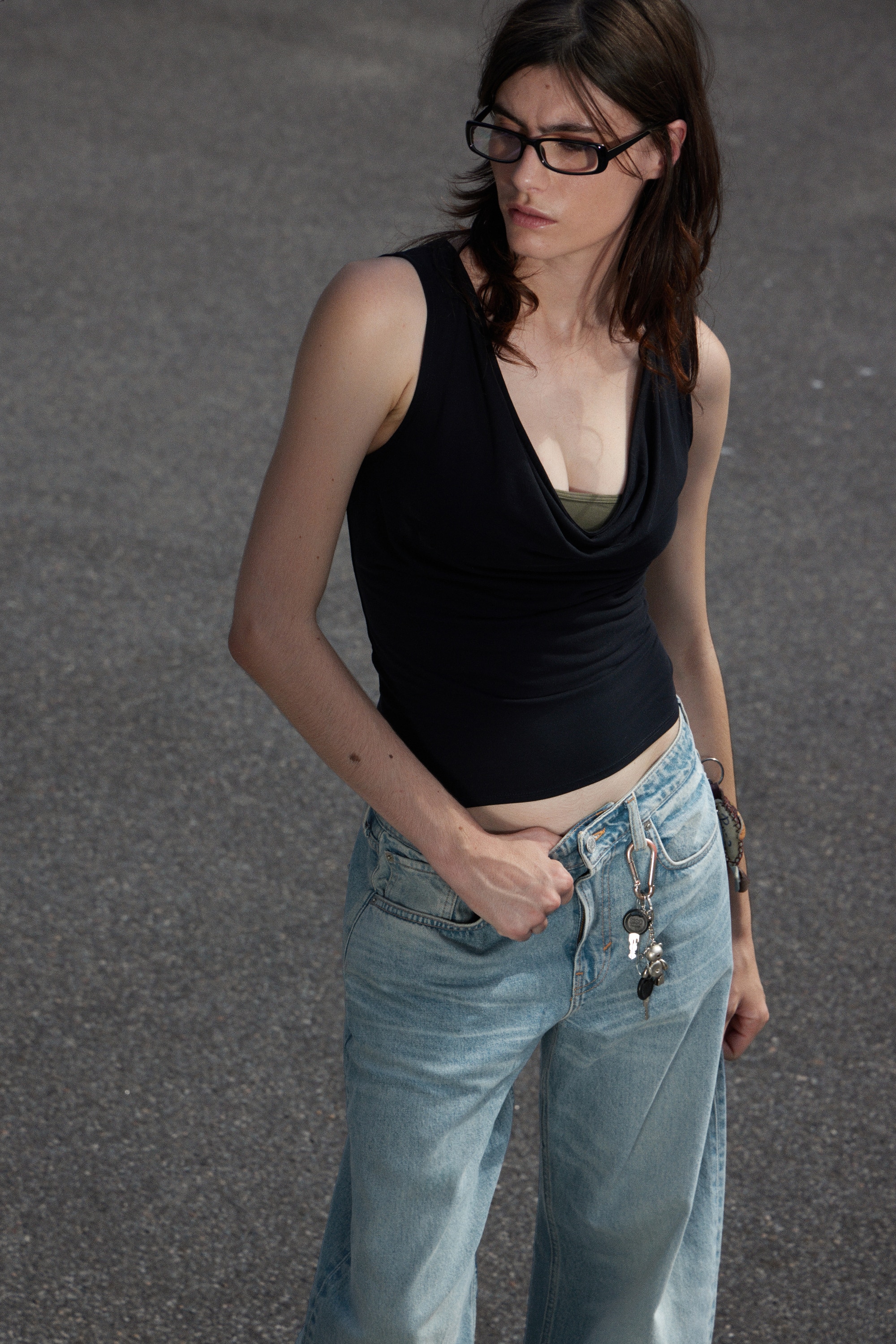 Top bez rukávů s vodopádovým drapováním - Tmavě šedá/Tmavě modrá