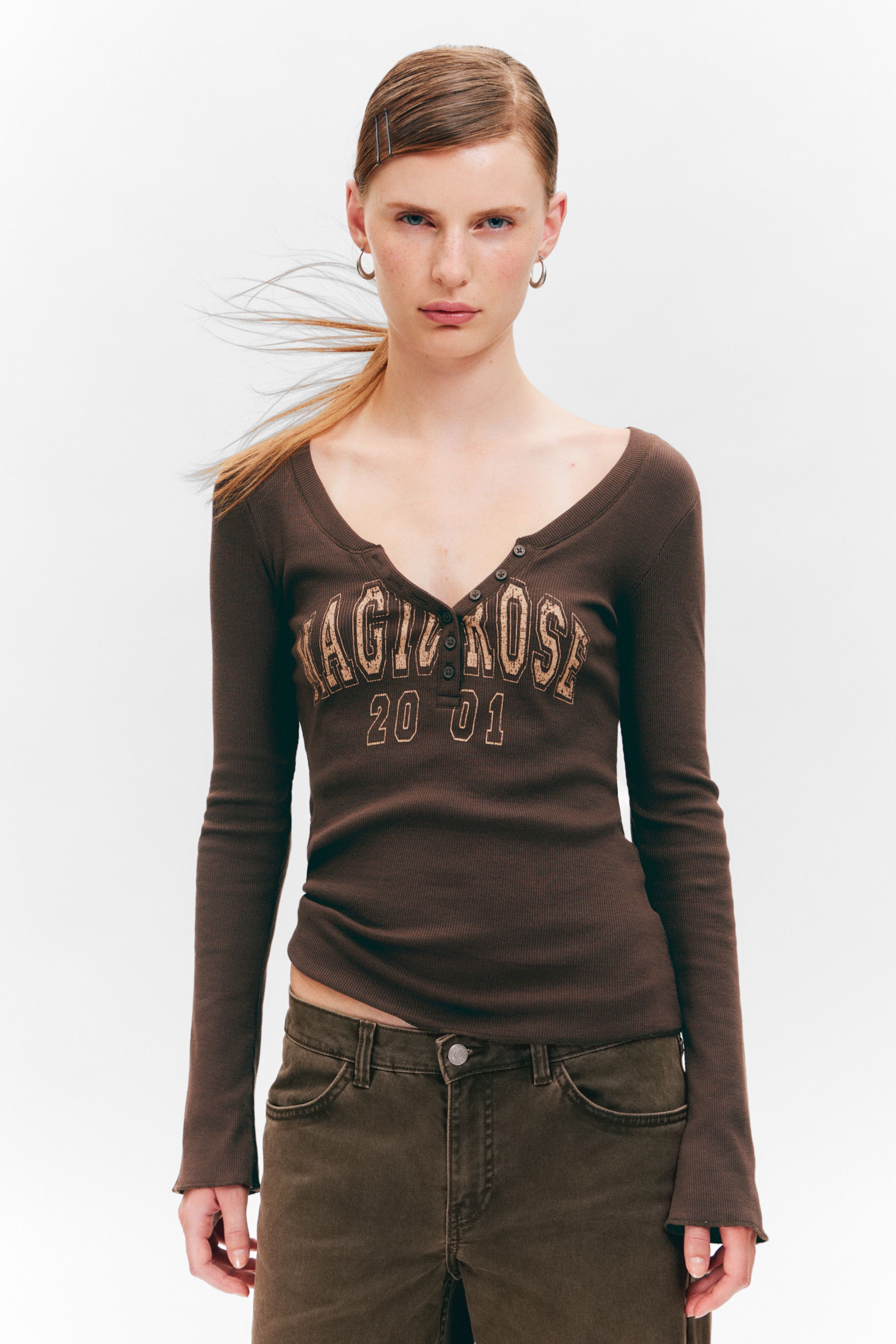 Grösseres Bild ansehen: Figurbetontes Langarm-Top mit V-Ausschnitt - Braun - DAMEN | H&M CH 1