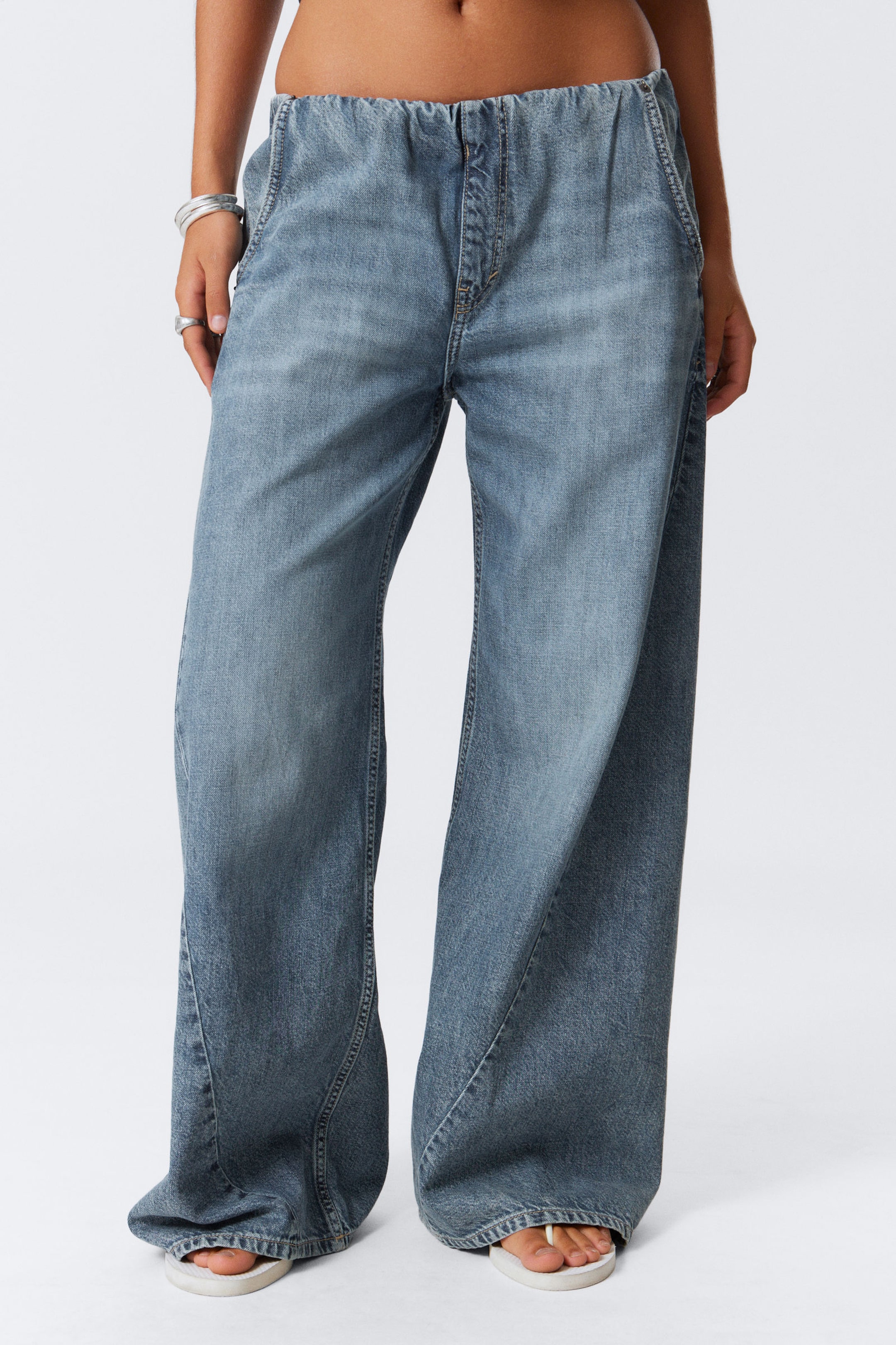 Torn Blue - Mellanblå - Lågmidjade joggers i denim med lös passform - 2
