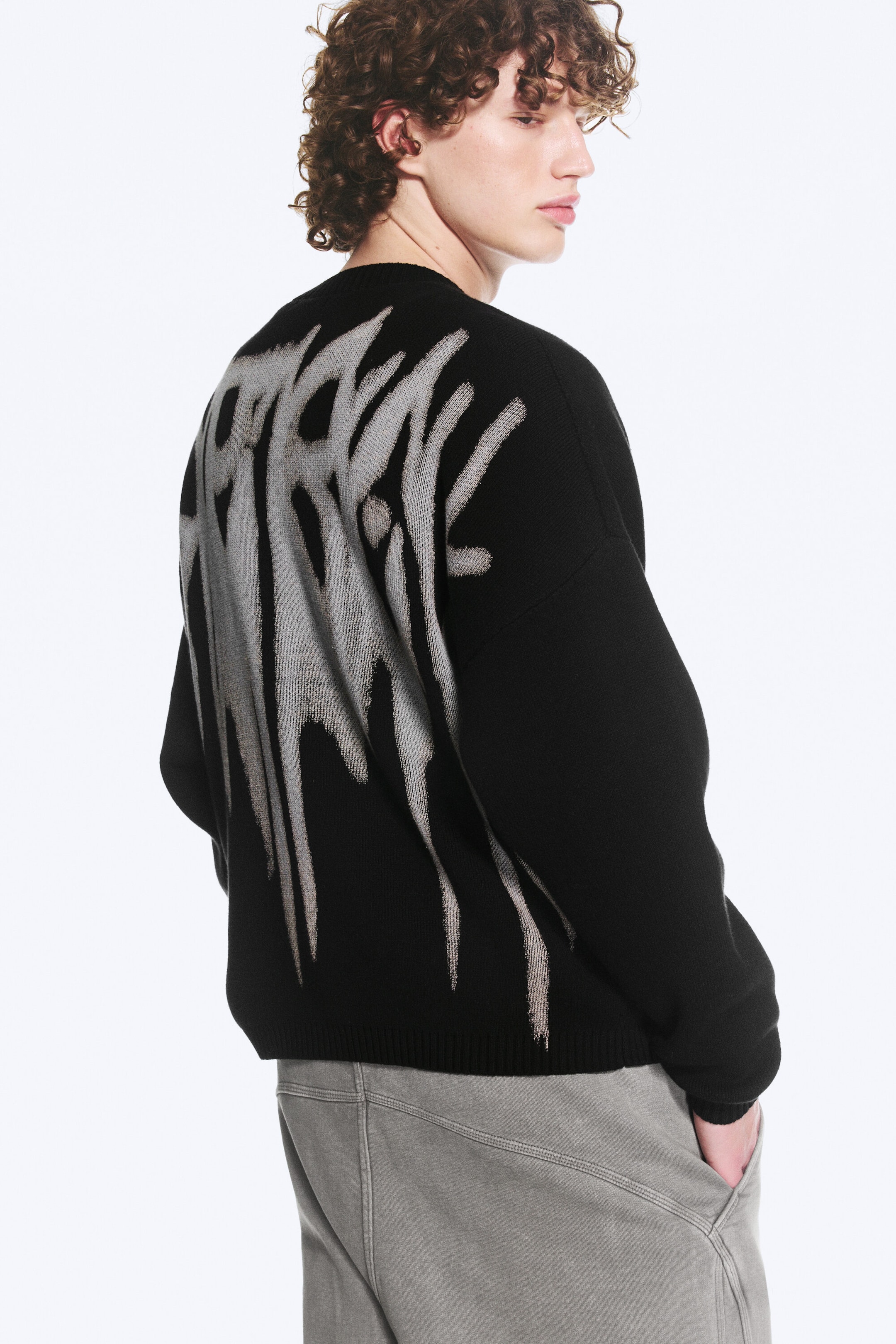 Schwarz - Rückenprint - Oversized Strickpullover aus Baumwolle mit Grafik - 1