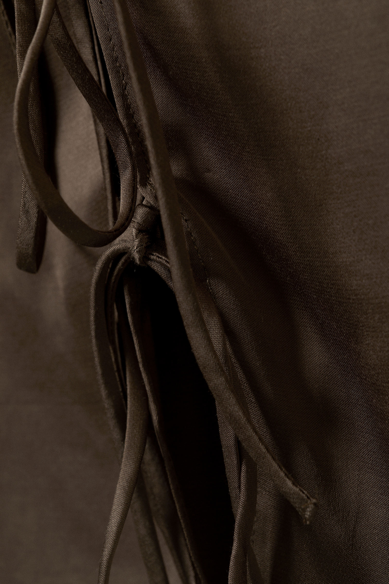 売れ筋商品|||ウィークデイ Tシャツ レディース トップス TIE-FRONT HALTERNECK - Top - dark brown tie-front halterneck top - Dark Brown | Weekday WW