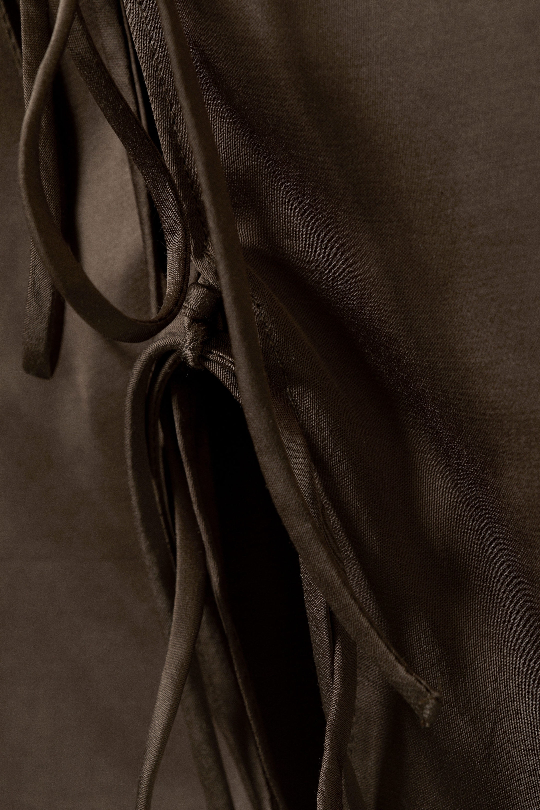 Donkerbruin - Haltertop met strik aan de voorkant - 2