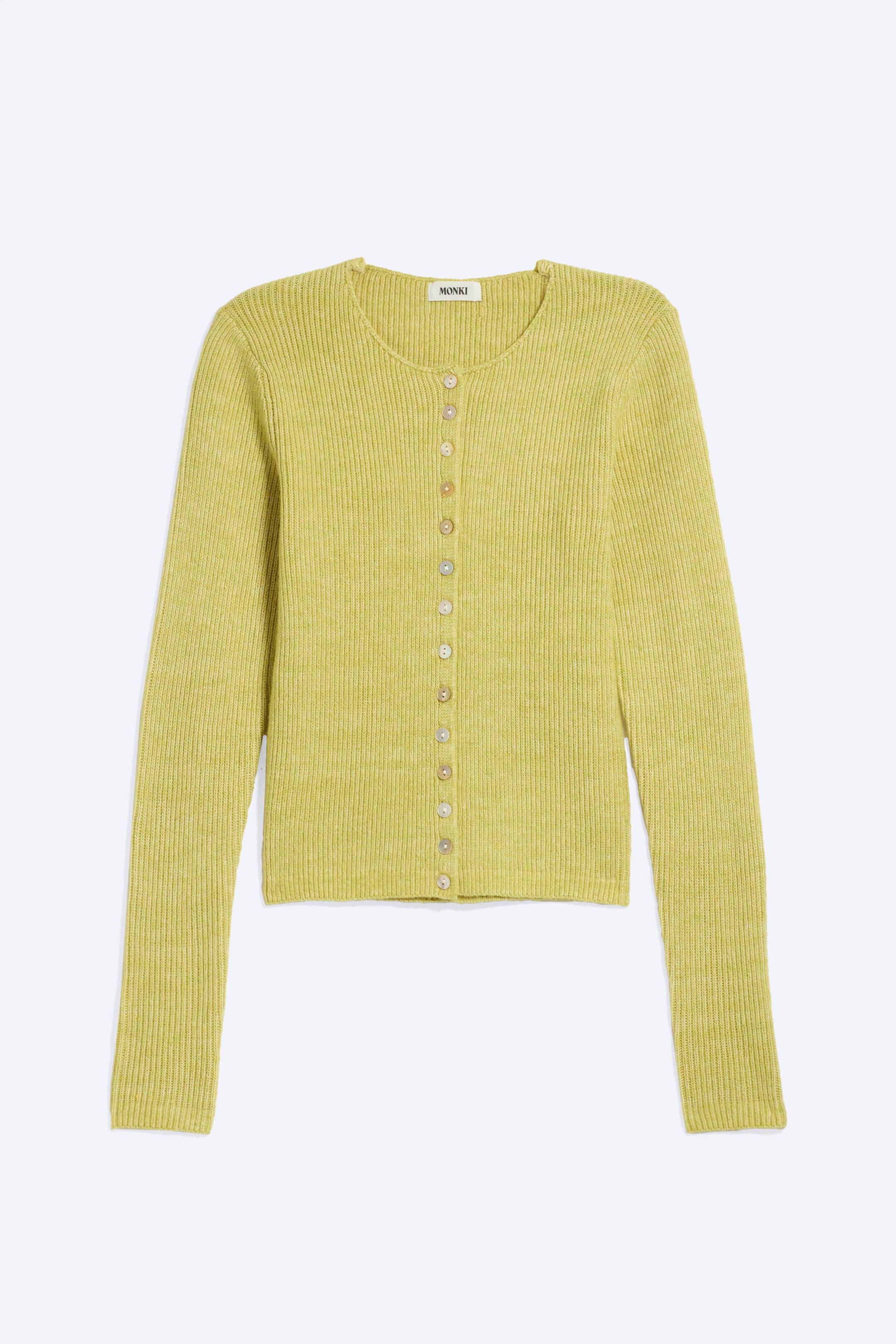 Agrandir l'image: Un cardigan en maille côtelée chinée vert clair est présenté de face. Il est conçu avec un col rond, des manches longues et une patte de boutonnage sur toute la longueur, ornée de petits boutons clairs.