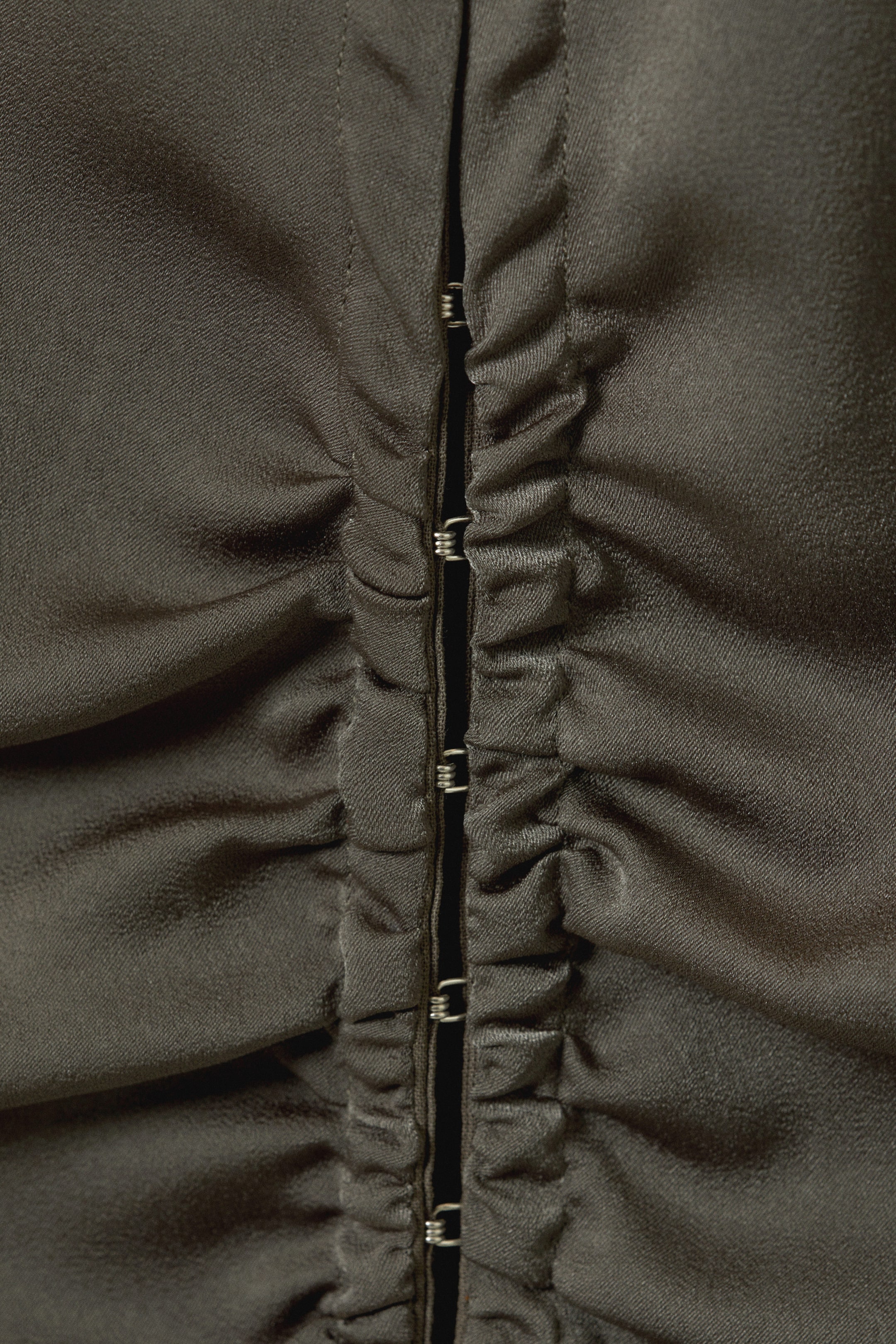 Dunkles Graubraun - Ein langärmliges, tailliertes Hemd aus Satin. - 2