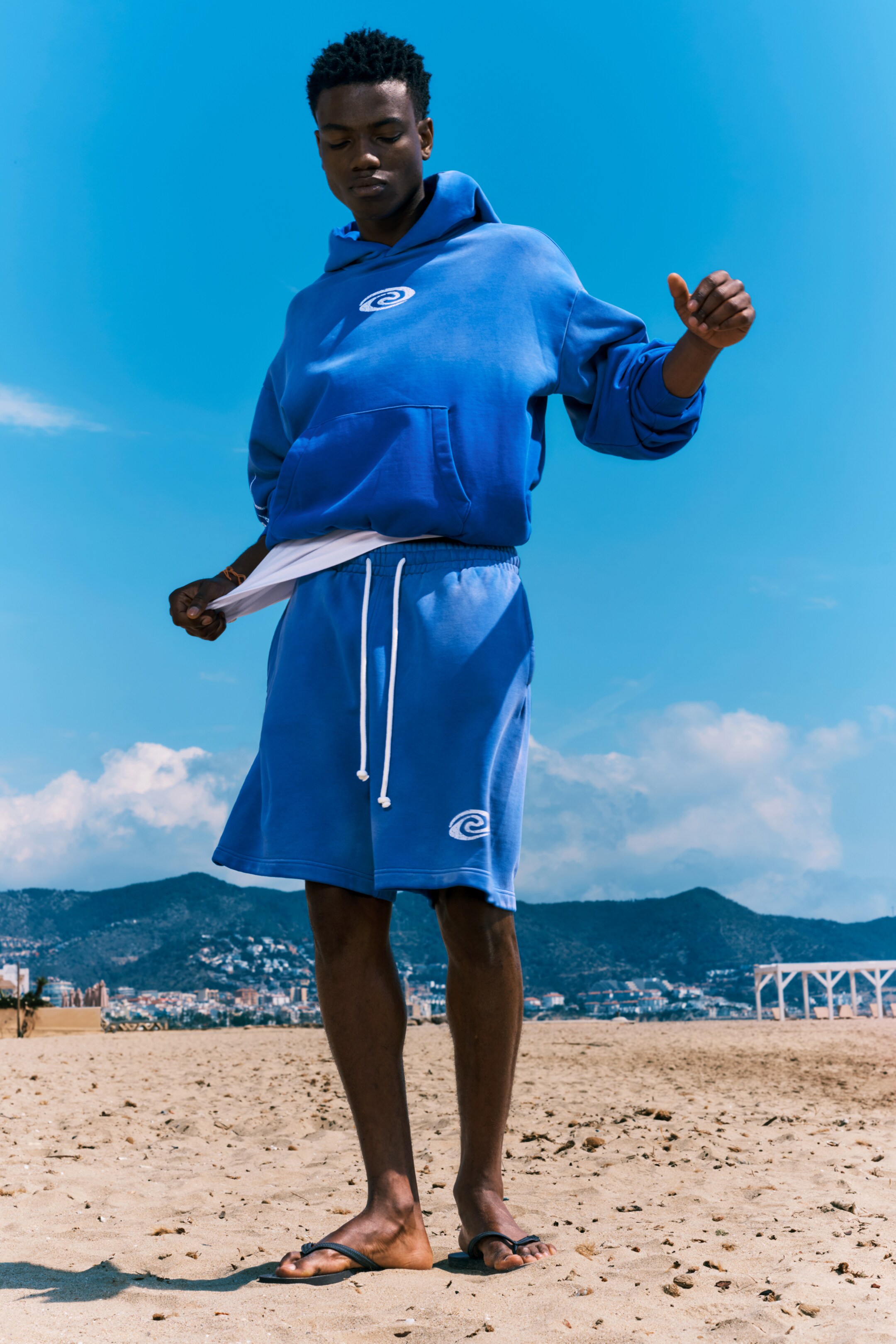 Nagyobb kép megtekintése: Bő szabású grafikus kapucnis pulóver - Napfakó Kék - Swirl - FÉRFI | H&M HU 2