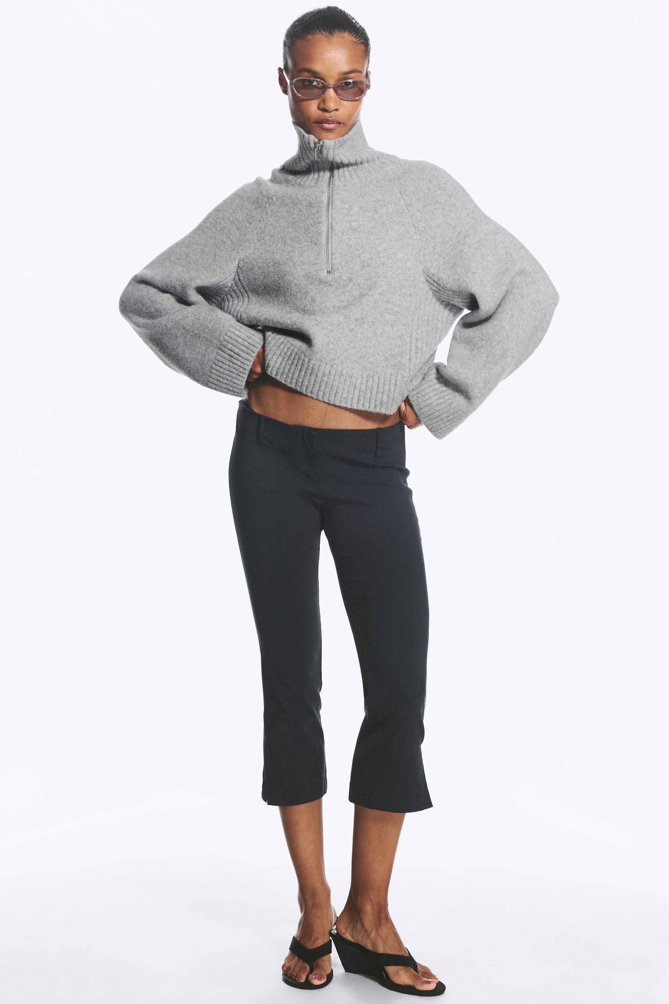 Helles Staubgrau meliert - Kurzer Strickpullover mit halbem Reißverschluss - 2