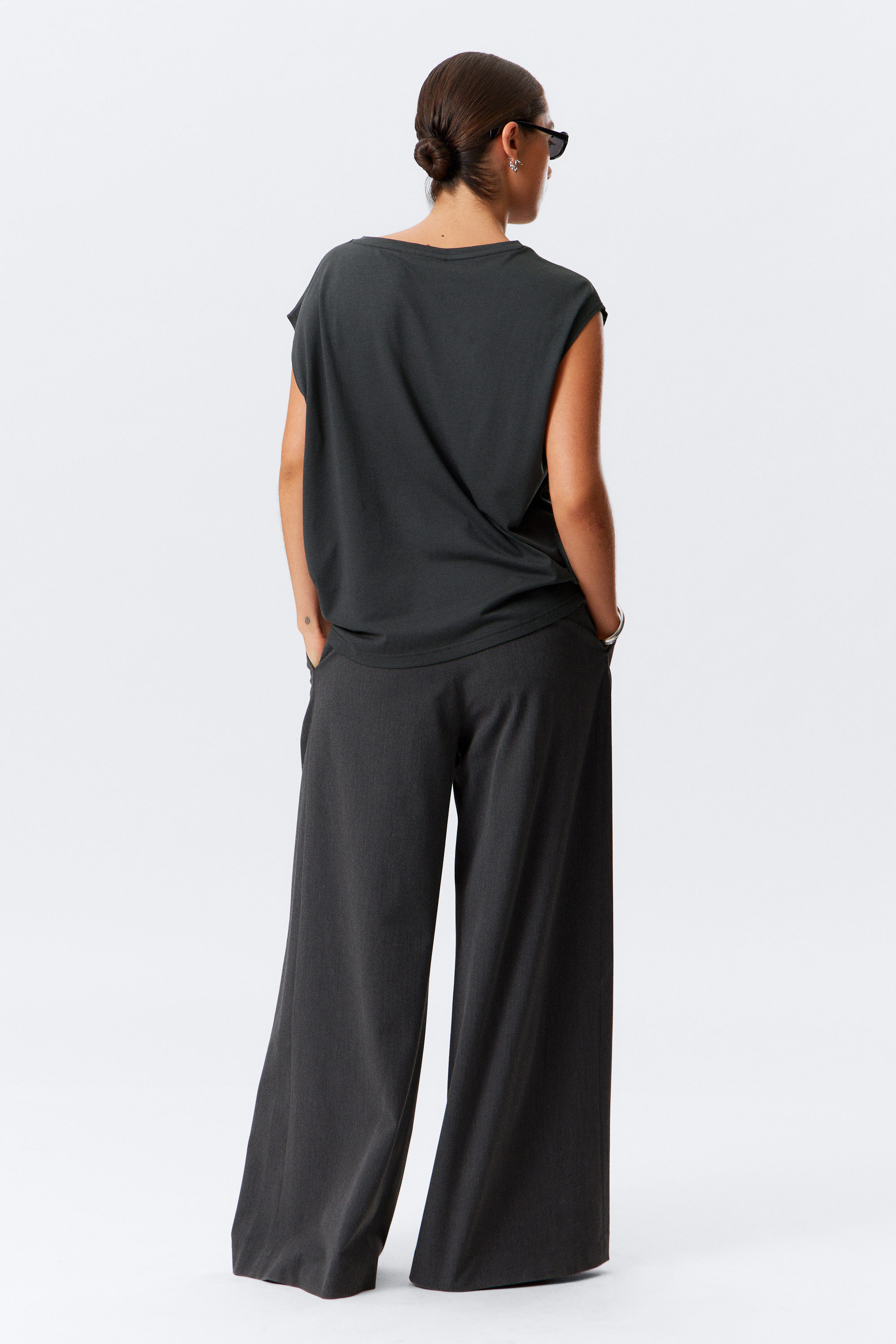 Mörkt - Ärmlöst linne i oversized passform - 3