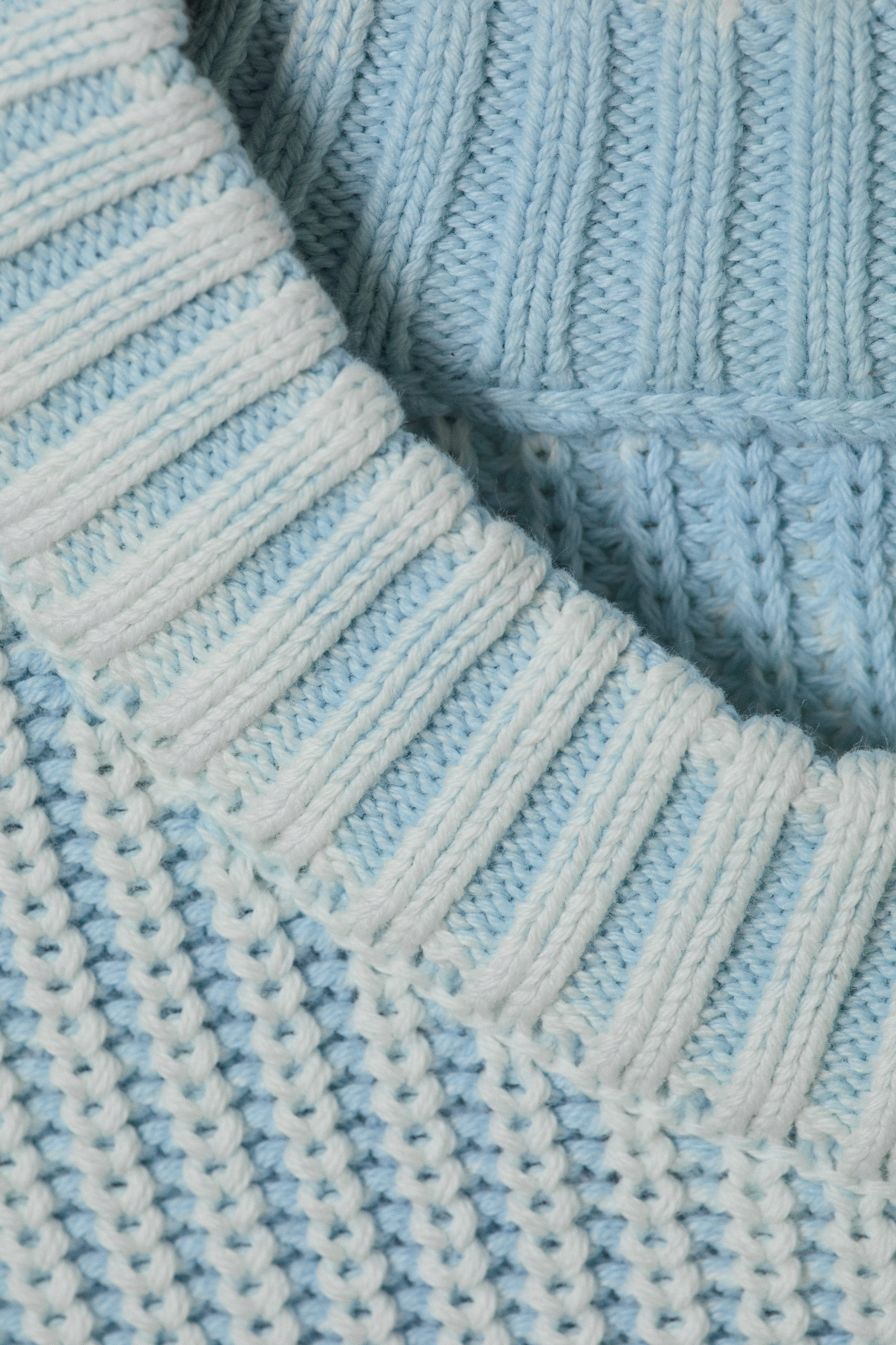 Gewaschenes Hellblau - Verkürzter Strickpullover aus Baumwolle - 5