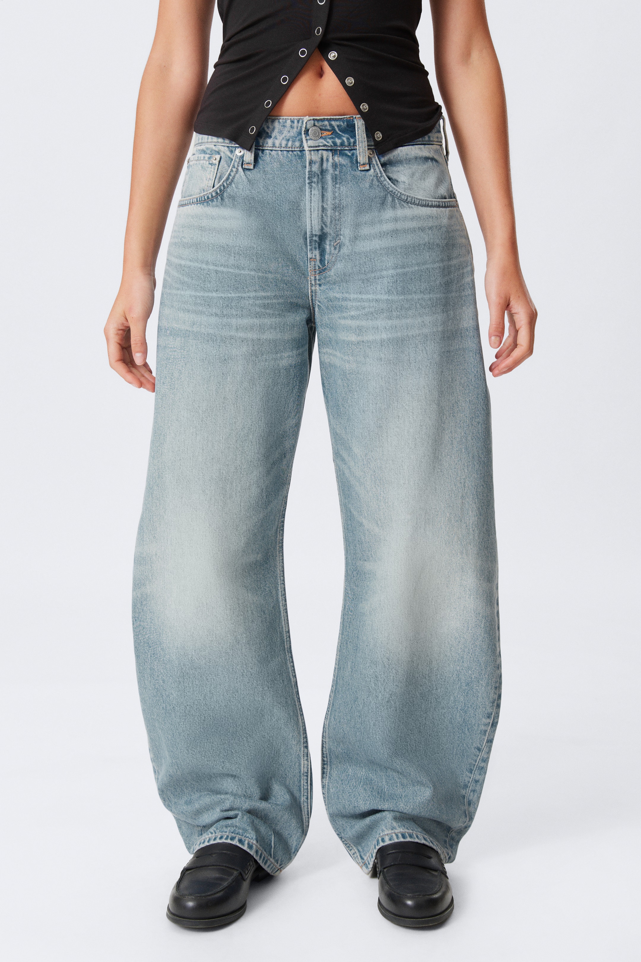 Grösseres Bild ansehen: Abell Mid Rise Regular Cocoon Leg Jeans - Seventeen Blue - Mittelblau - DAMEN | H&M CH 2