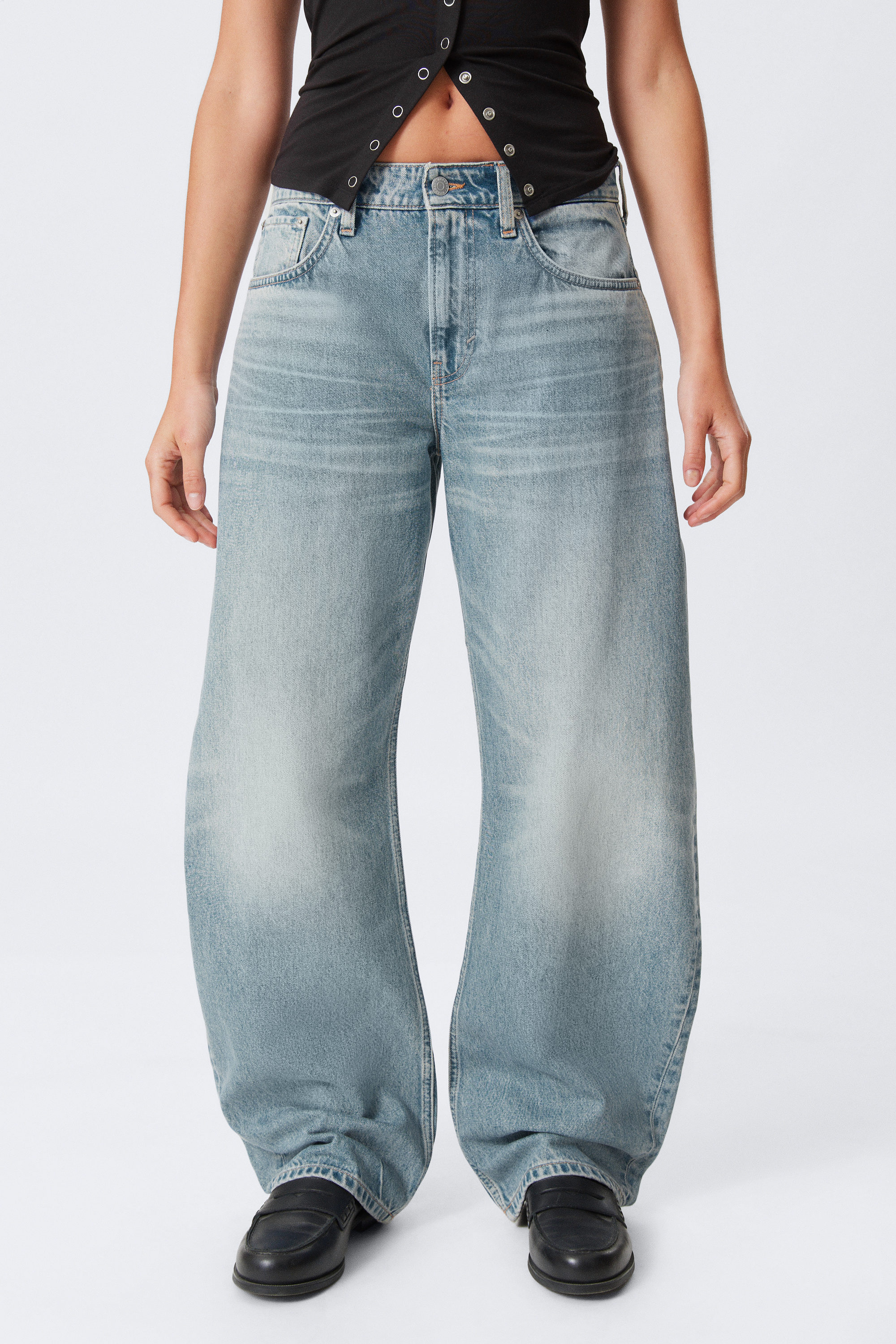 Seventeen Blue - Medium Blue - Abell Mid Rise Regular Cocoon Leg Jeans - 2
